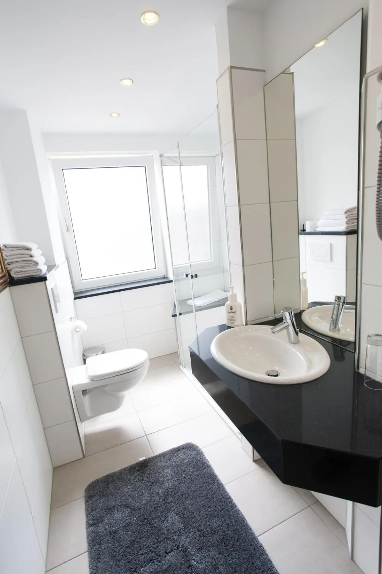 Shower in Hotel Restaurant Zur Post Lohfelden