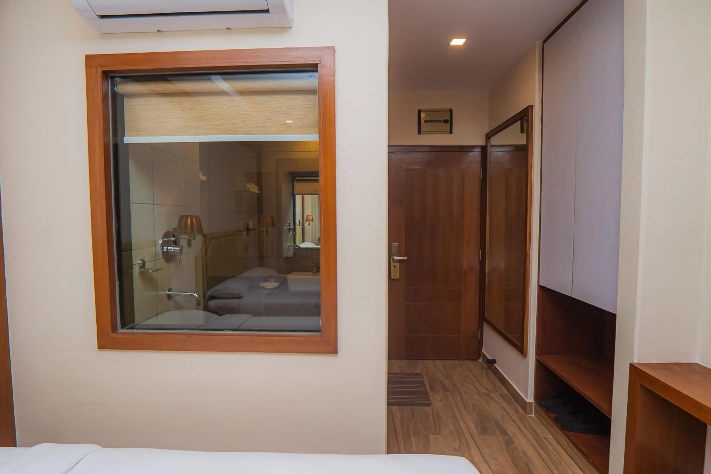 wardrobe, Bed in Hotel Fewa Trip