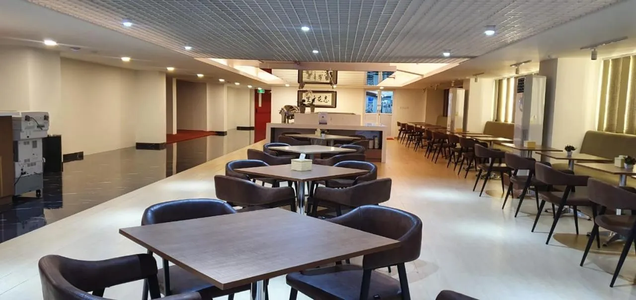 Restaurant/places to eat in Grand G7 Hotel Pasar baru