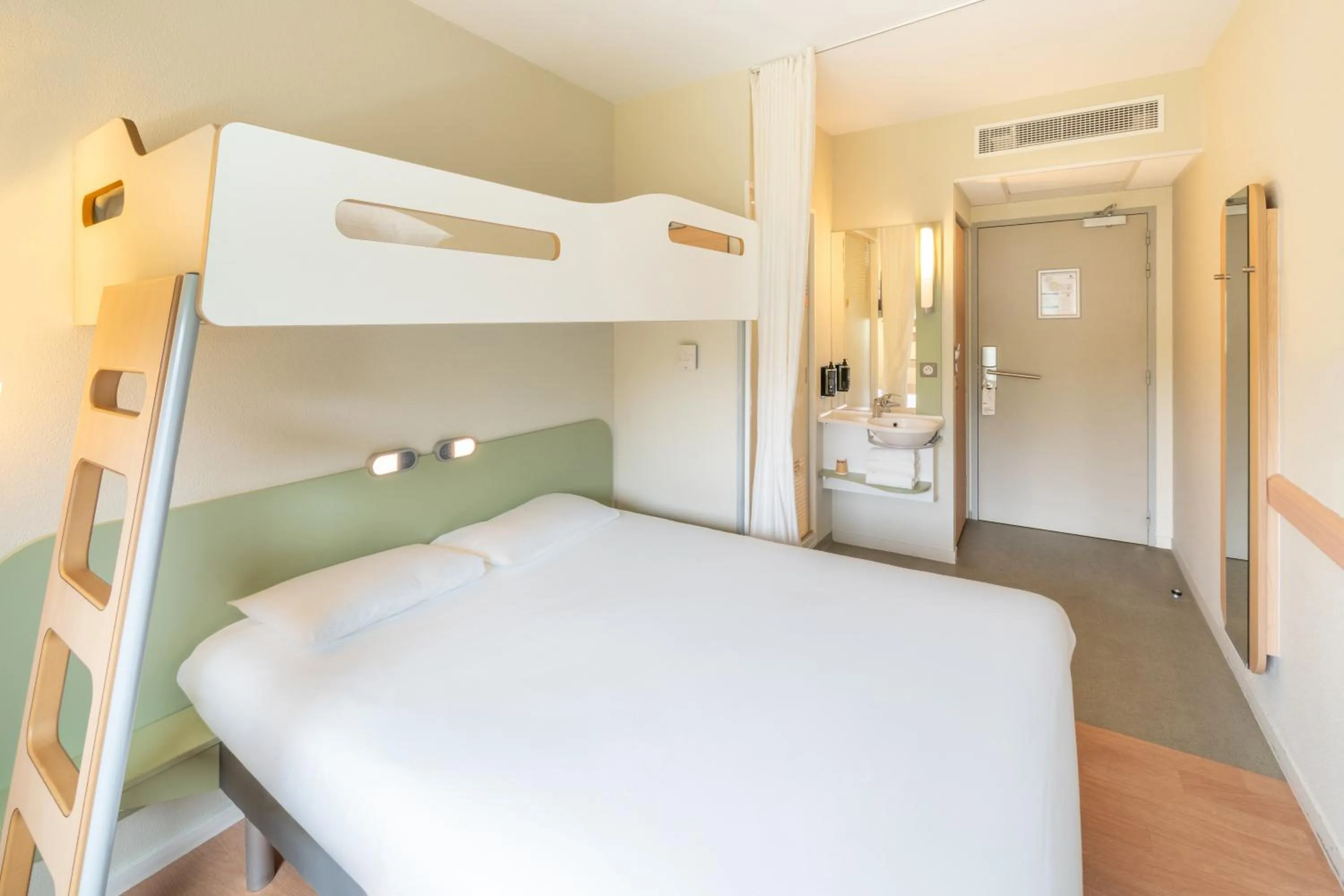 Bed in Ibis budget Les Sables d'Olonne