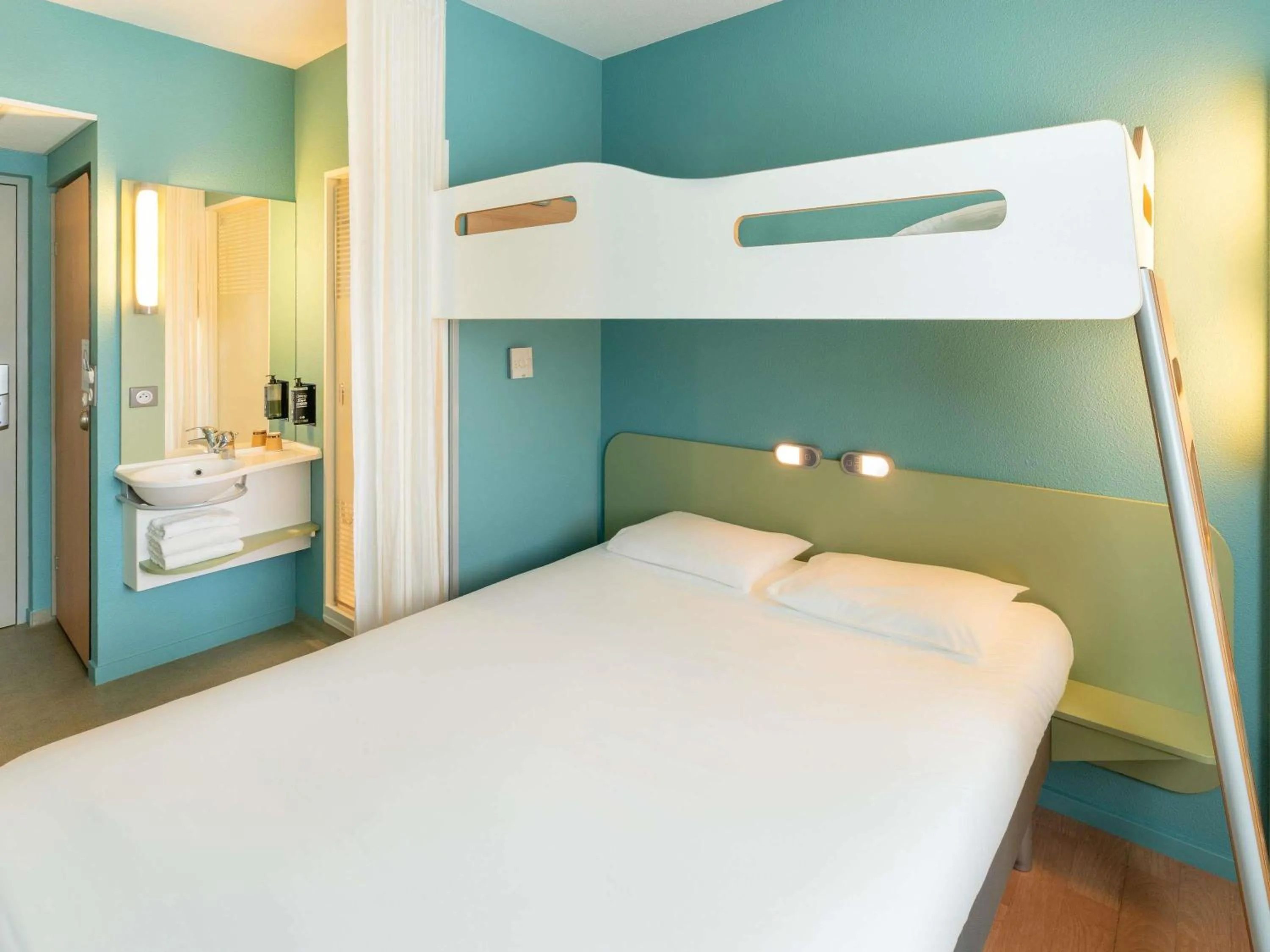 Bedroom, Bed in Ibis budget Les Sables d'Olonne