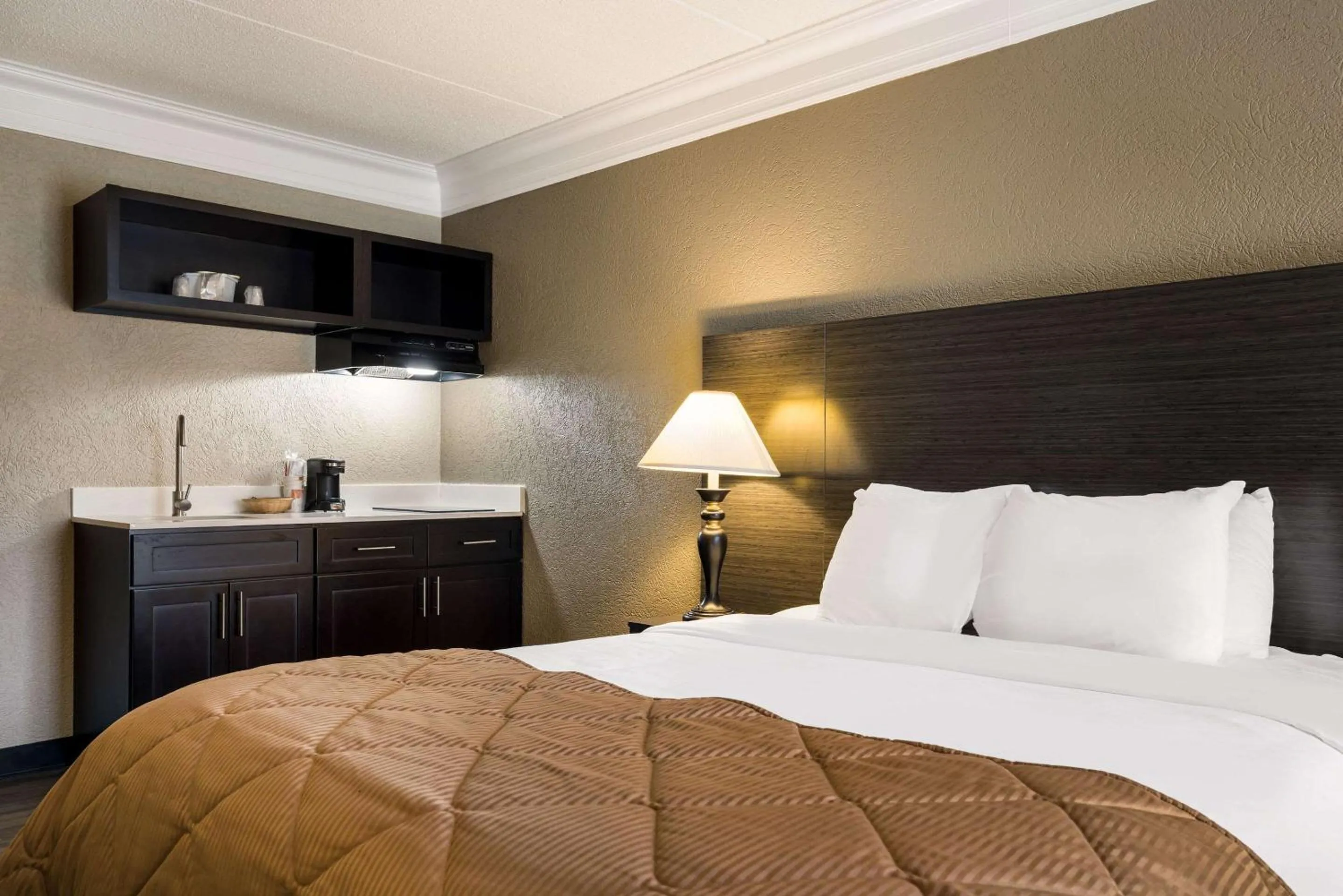 Bedroom, Bed in Suburban Studios Syracuse Fairgrounds