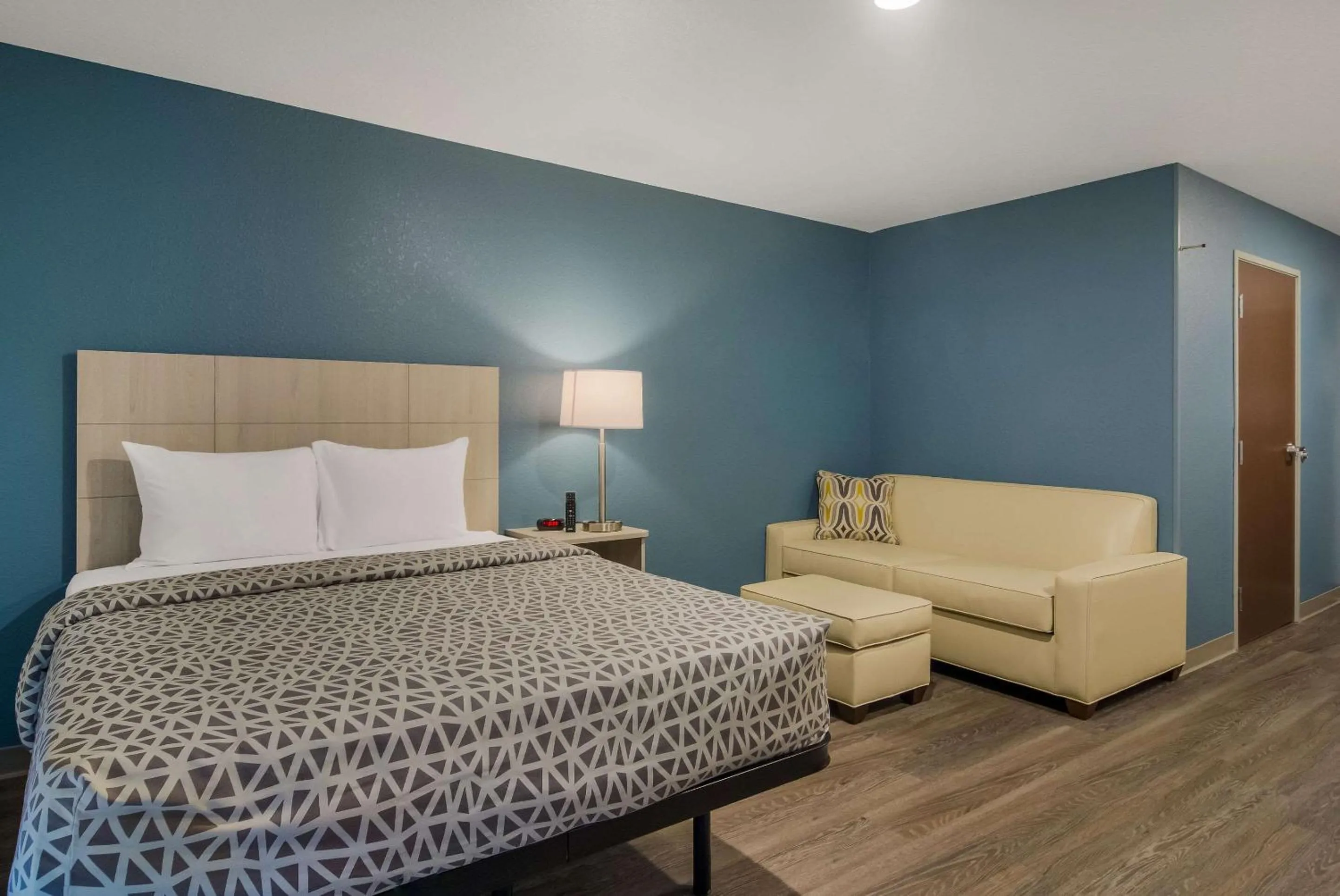 Bedroom, Bed in WoodSpring Suites Jacksonville Orange Park