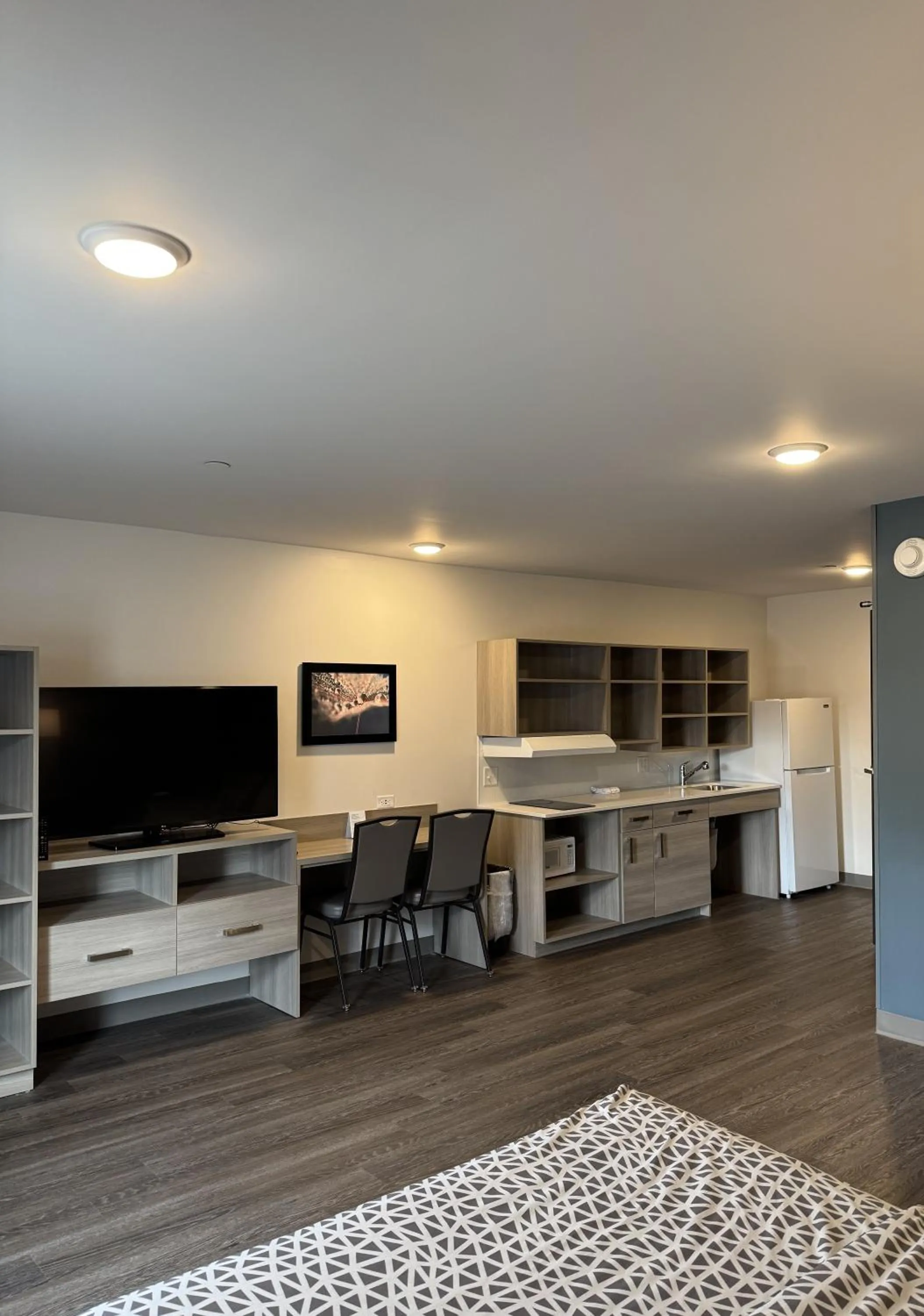 TV and multimedia in WoodSpring Suites Jacksonville Orange Park