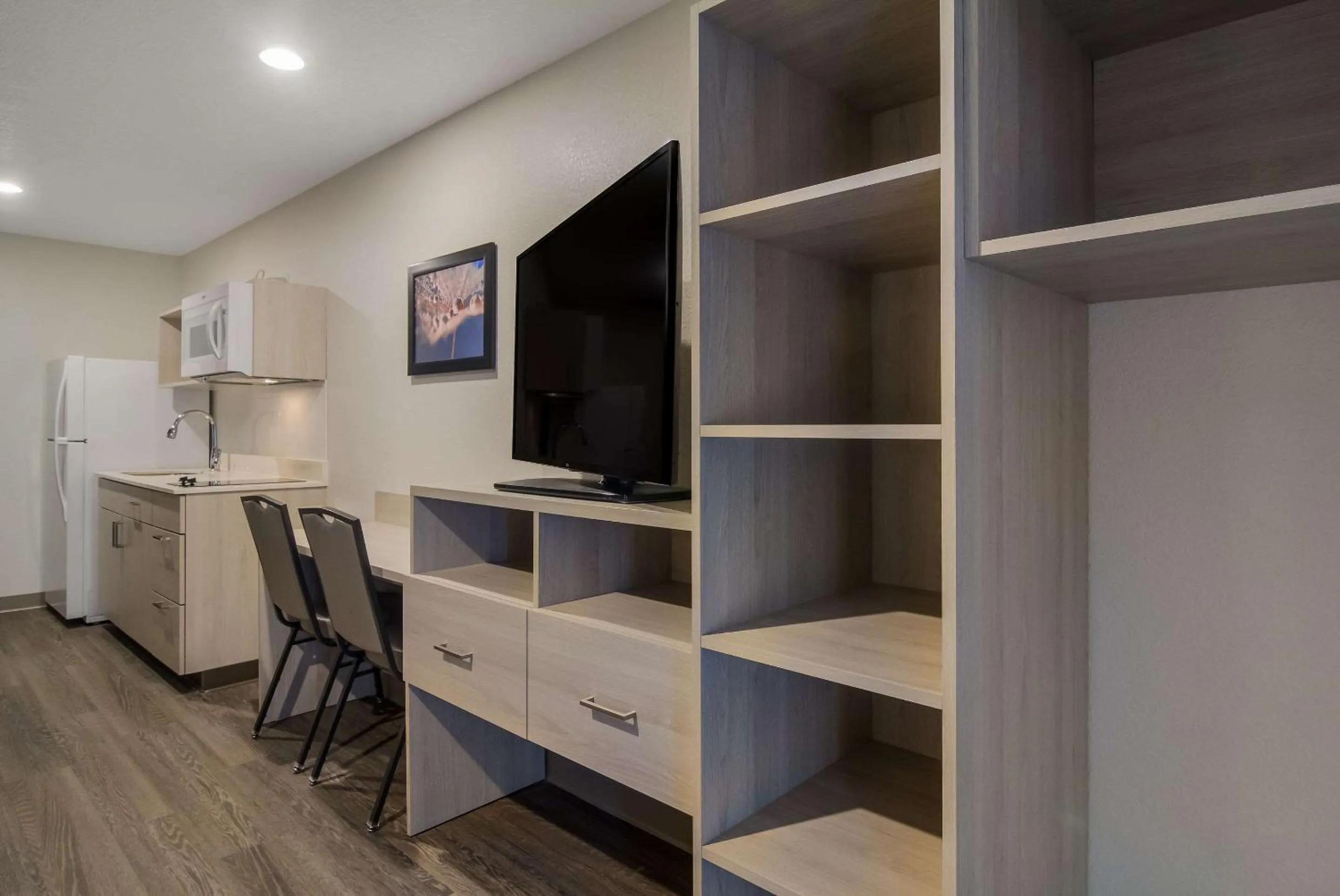 TV and multimedia in WoodSpring Suites Jacksonville Orange Park