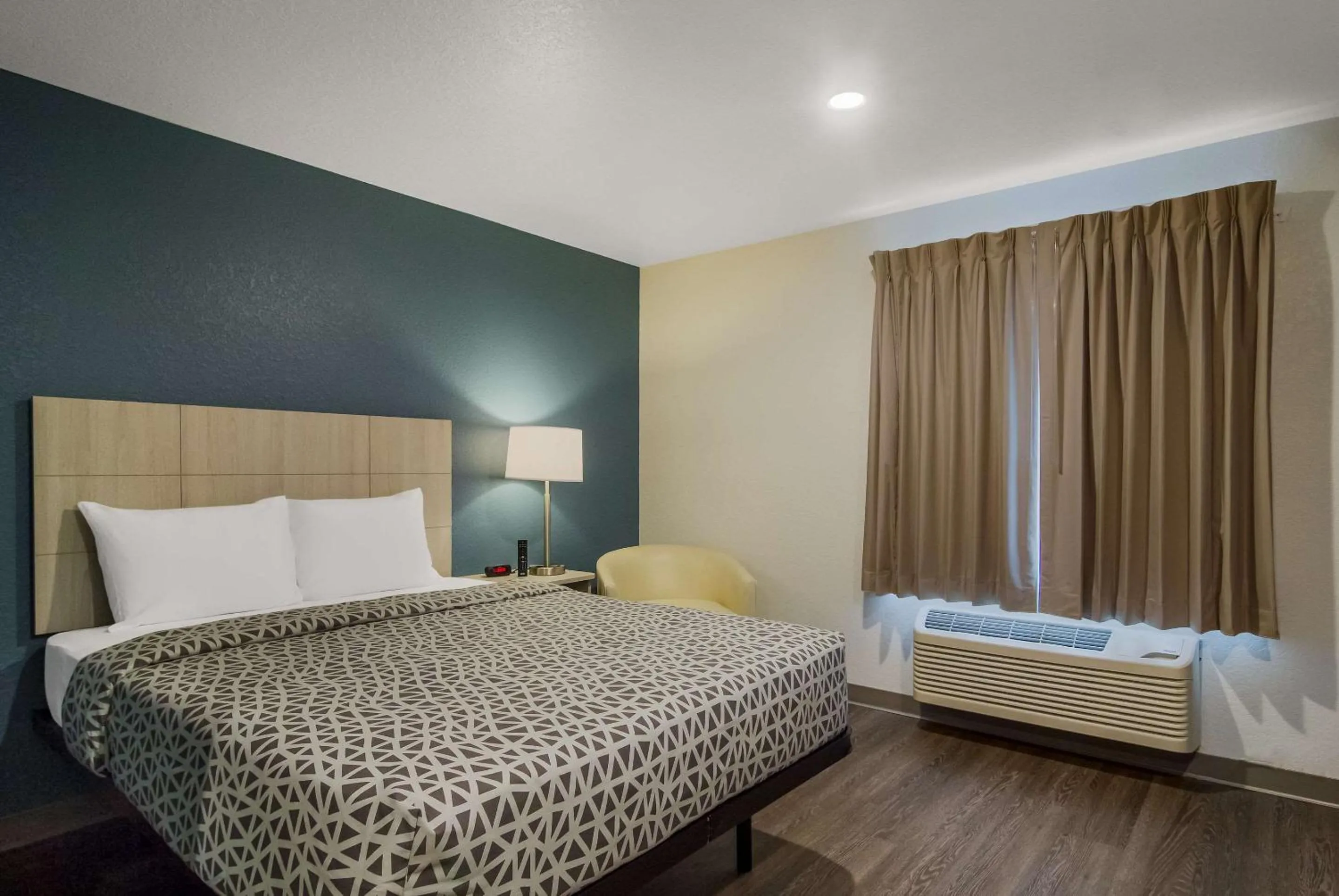 Bed in WoodSpring Suites Jacksonville Orange Park