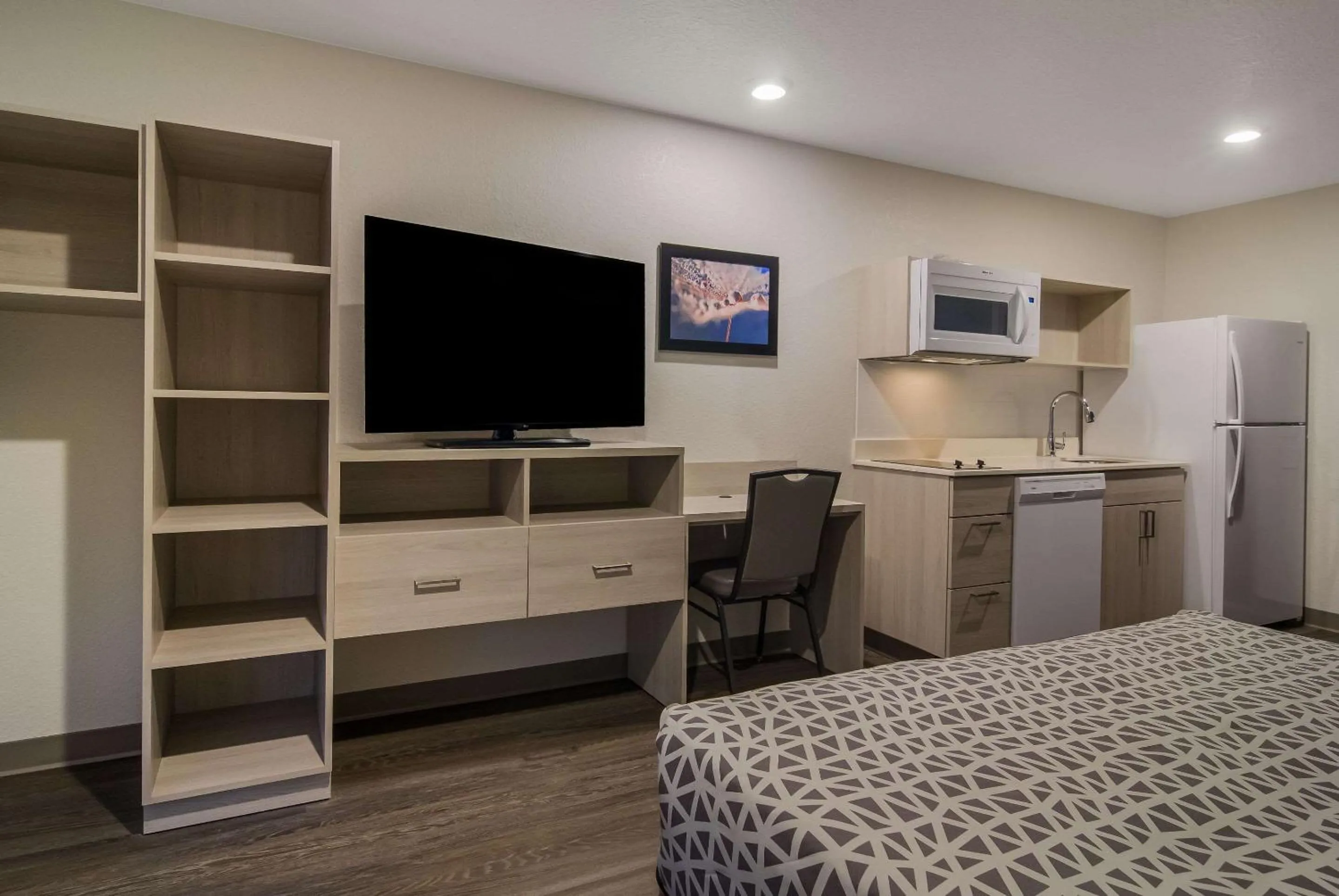 Kitchen or kitchenette, Bed in WoodSpring Suites Jacksonville Orange Park