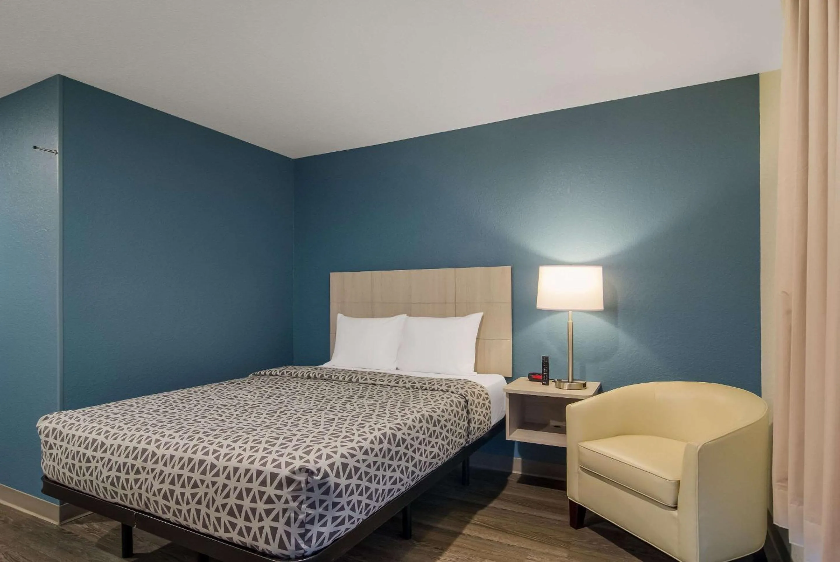 Bedroom, Bed in WoodSpring Suites Jacksonville Orange Park