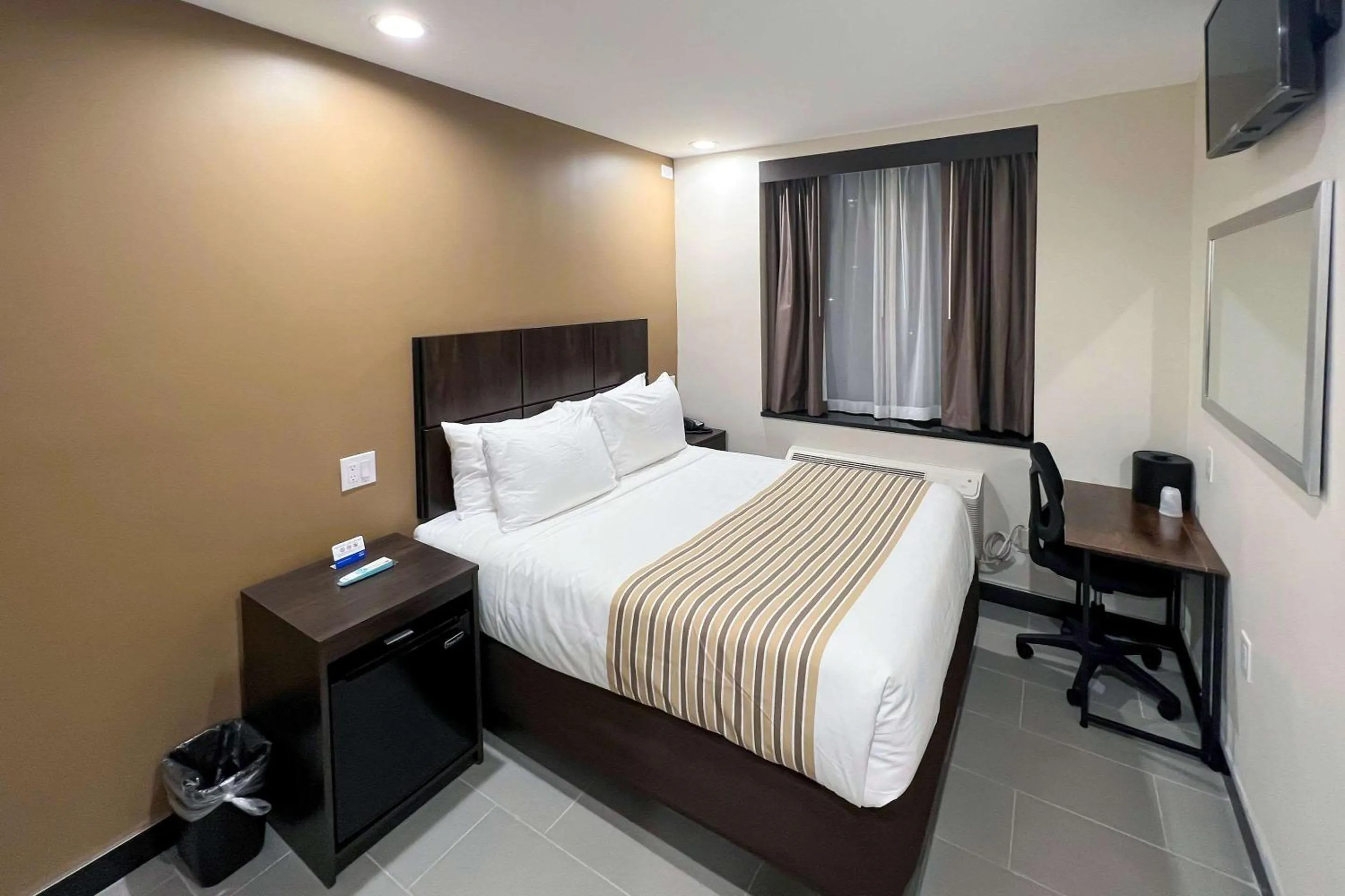 Bedroom in Rodeway Inn Brooklyn