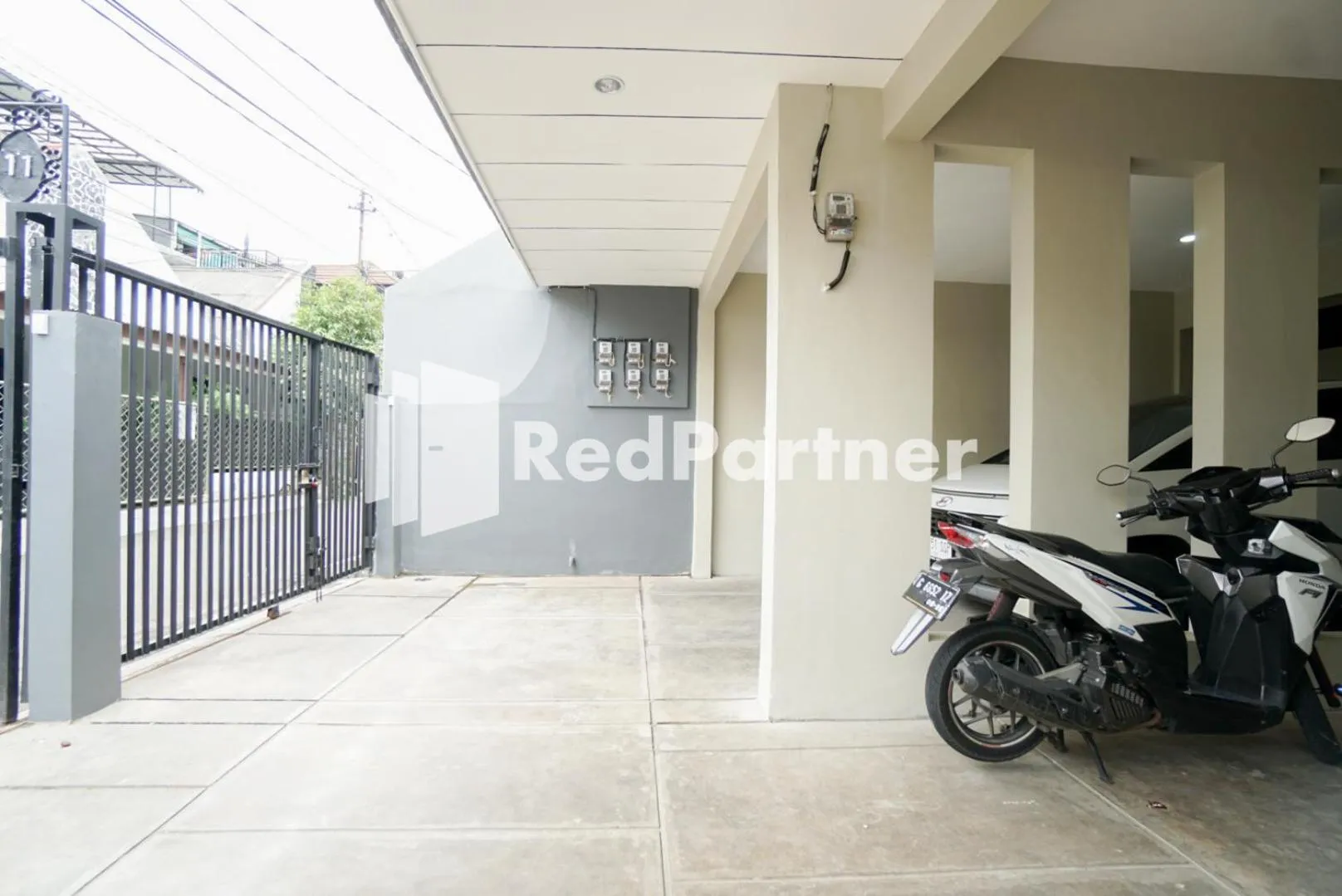 Parking in Tomang Gelong Guest House Syariah Mitra RedDoorz