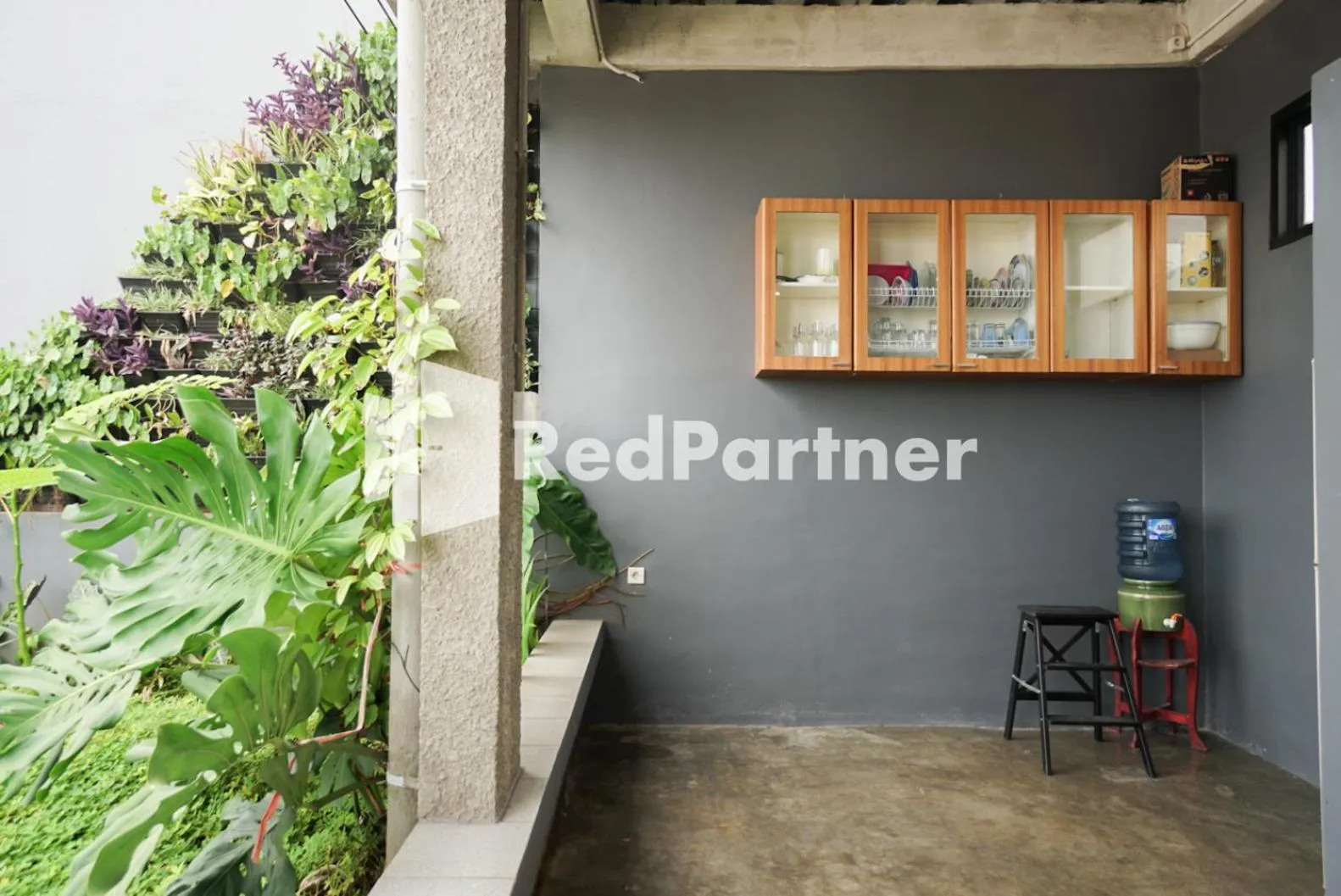 Communal kitchen in Tomang Gelong Guest House Syariah Mitra RedDoorz