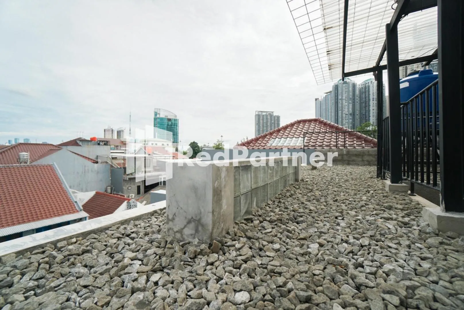 Balcony/Terrace in Tomang Gelong Guest House Syariah Mitra RedDoorz