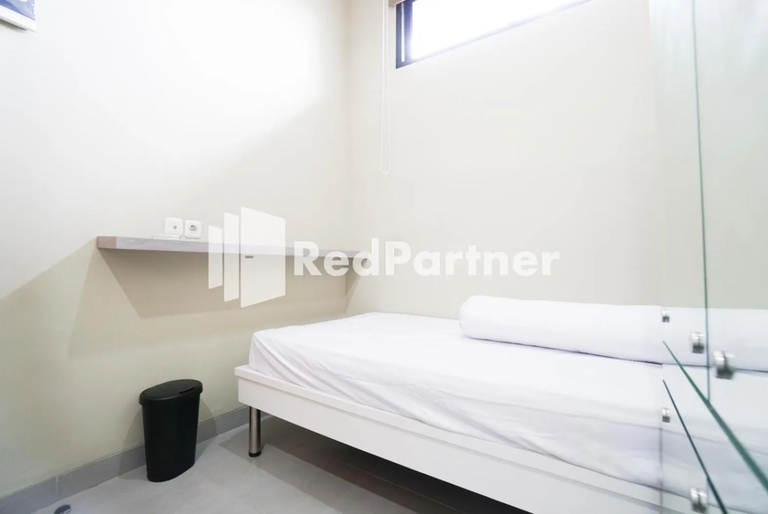 Bedroom, Bed in Tomang Gelong Guest House Syariah Mitra RedDoorz