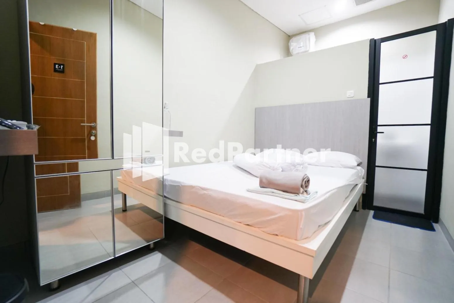 Bedroom, Bed in Tomang Gelong Guest House Syariah Mitra RedDoorz