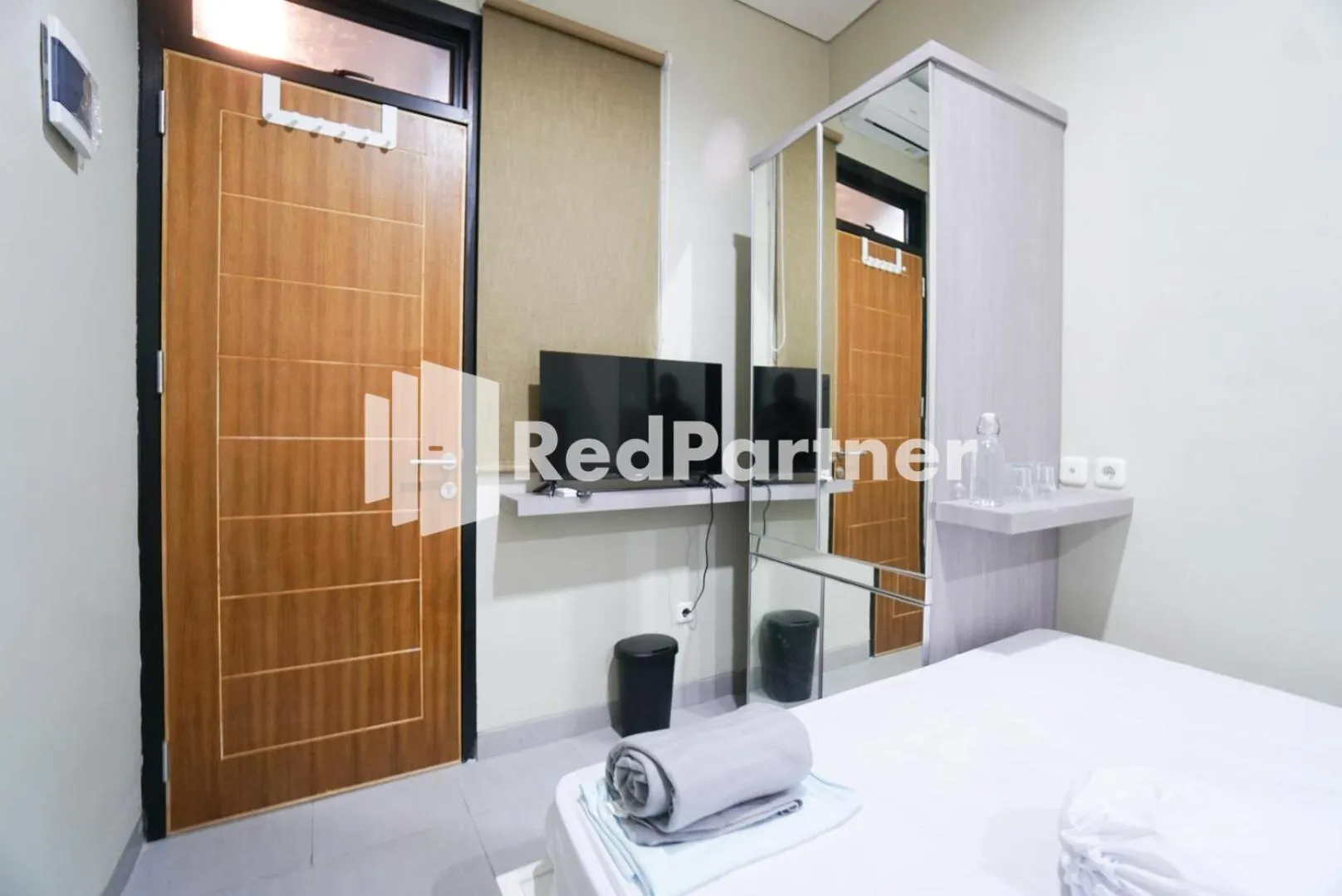 Bedroom in Tomang Gelong Guest House Syariah Mitra RedDoorz