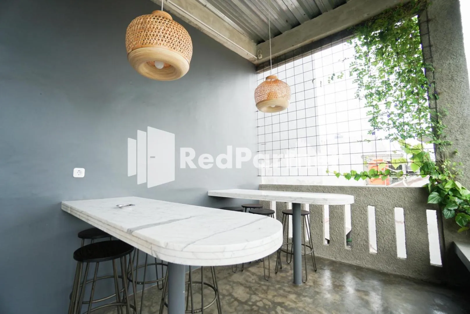 Dining area in Tomang Gelong Guest House Syariah Mitra RedDoorz
