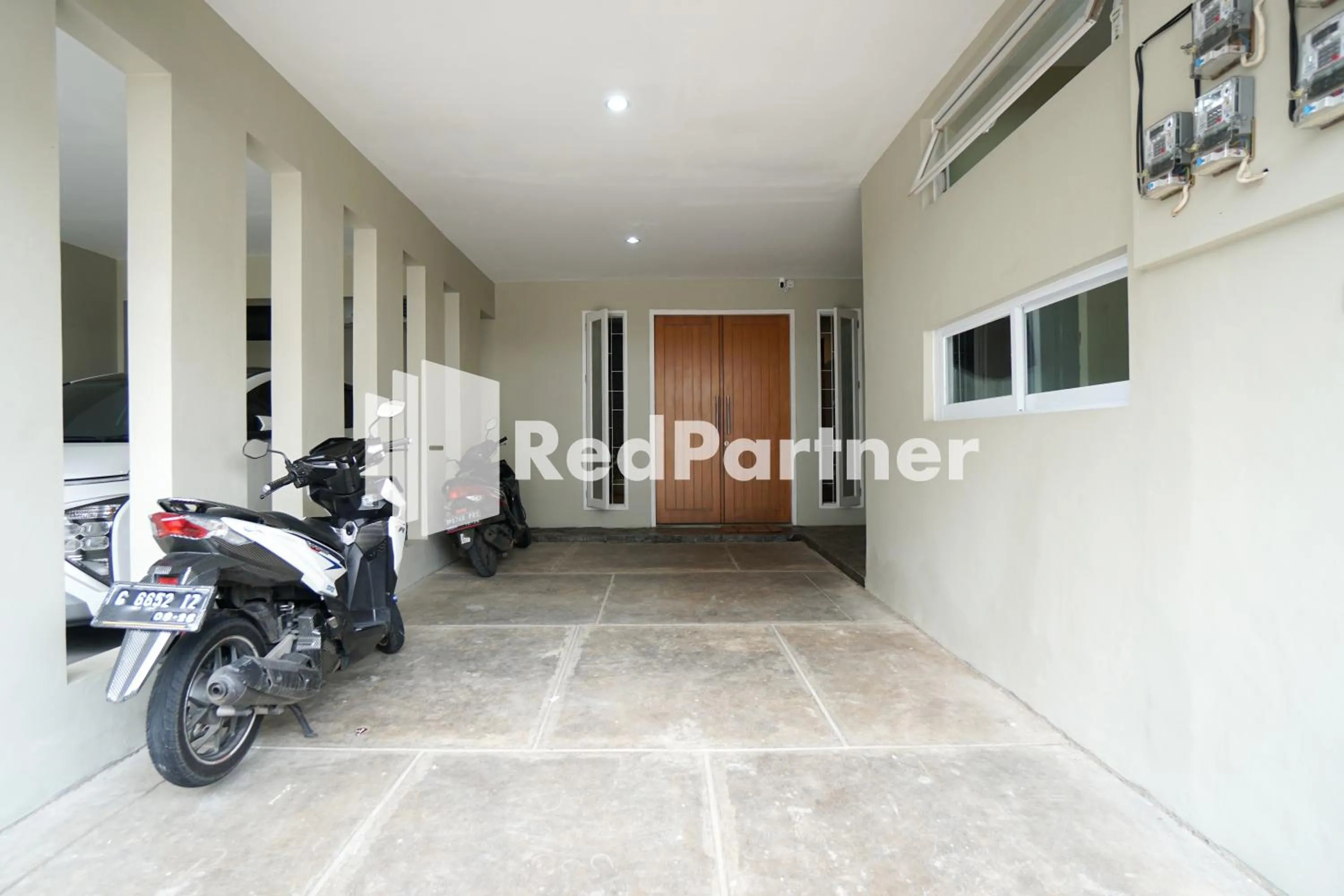 Parking in Tomang Gelong Guest House Syariah Mitra RedDoorz