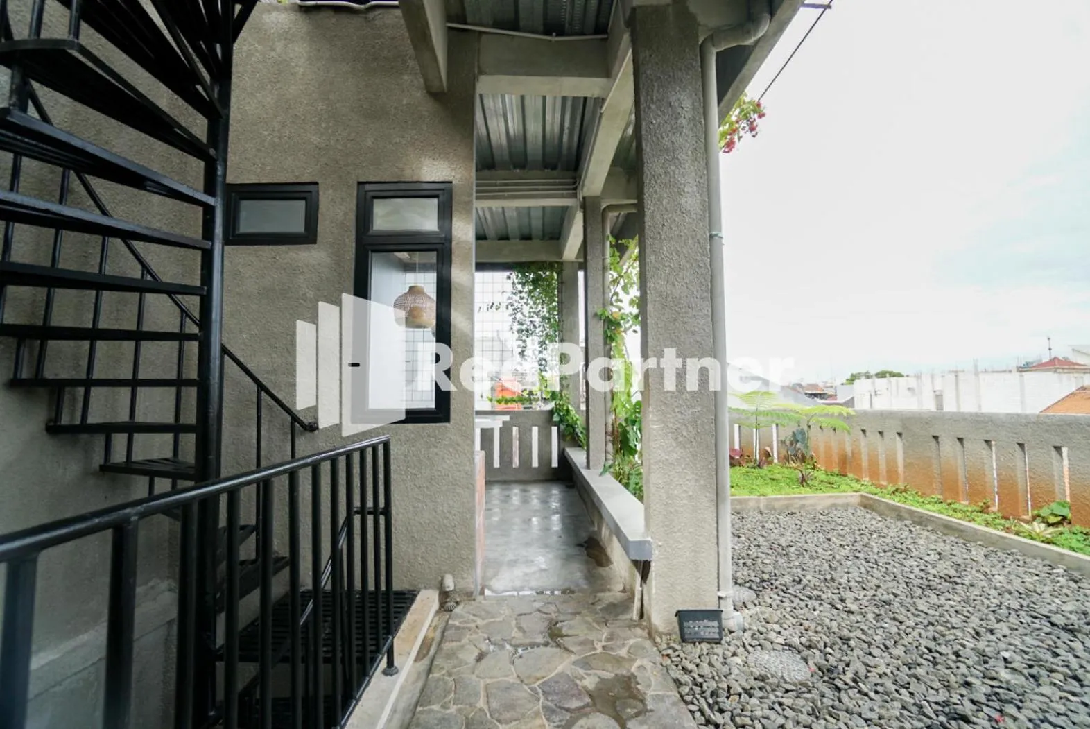 Balcony/Terrace in Tomang Gelong Guest House Syariah Mitra RedDoorz