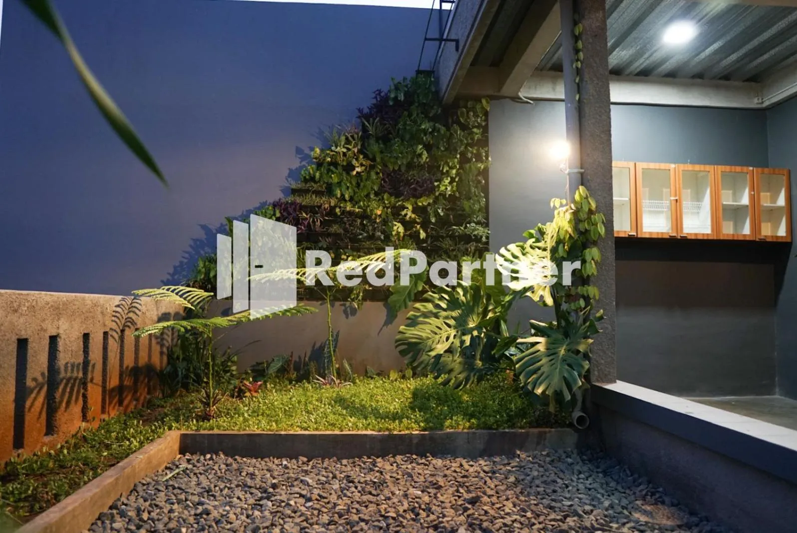 Garden view in Tomang Gelong Guest House Syariah Mitra RedDoorz