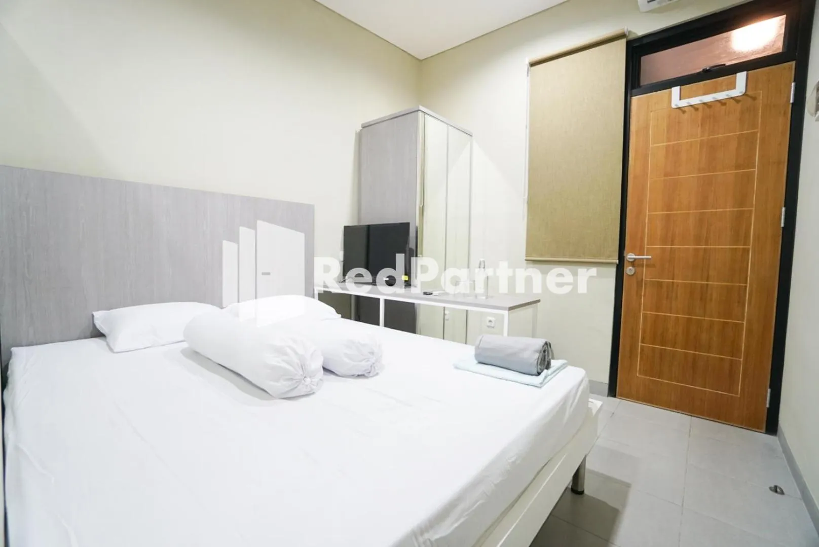 Bedroom, Bed in Tomang Gelong Guest House Syariah Mitra RedDoorz