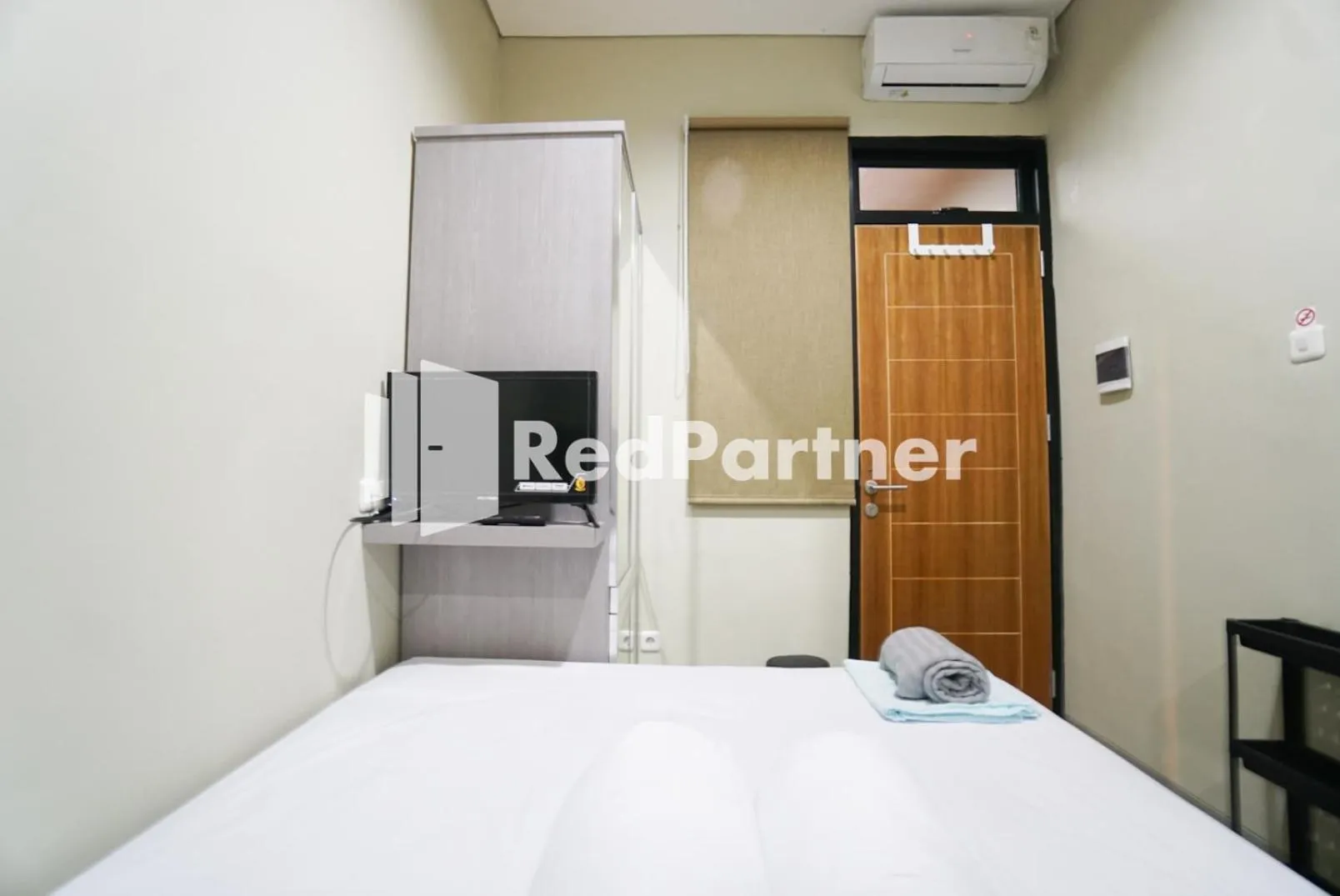 Bedroom, Bed in Tomang Gelong Guest House Syariah Mitra RedDoorz