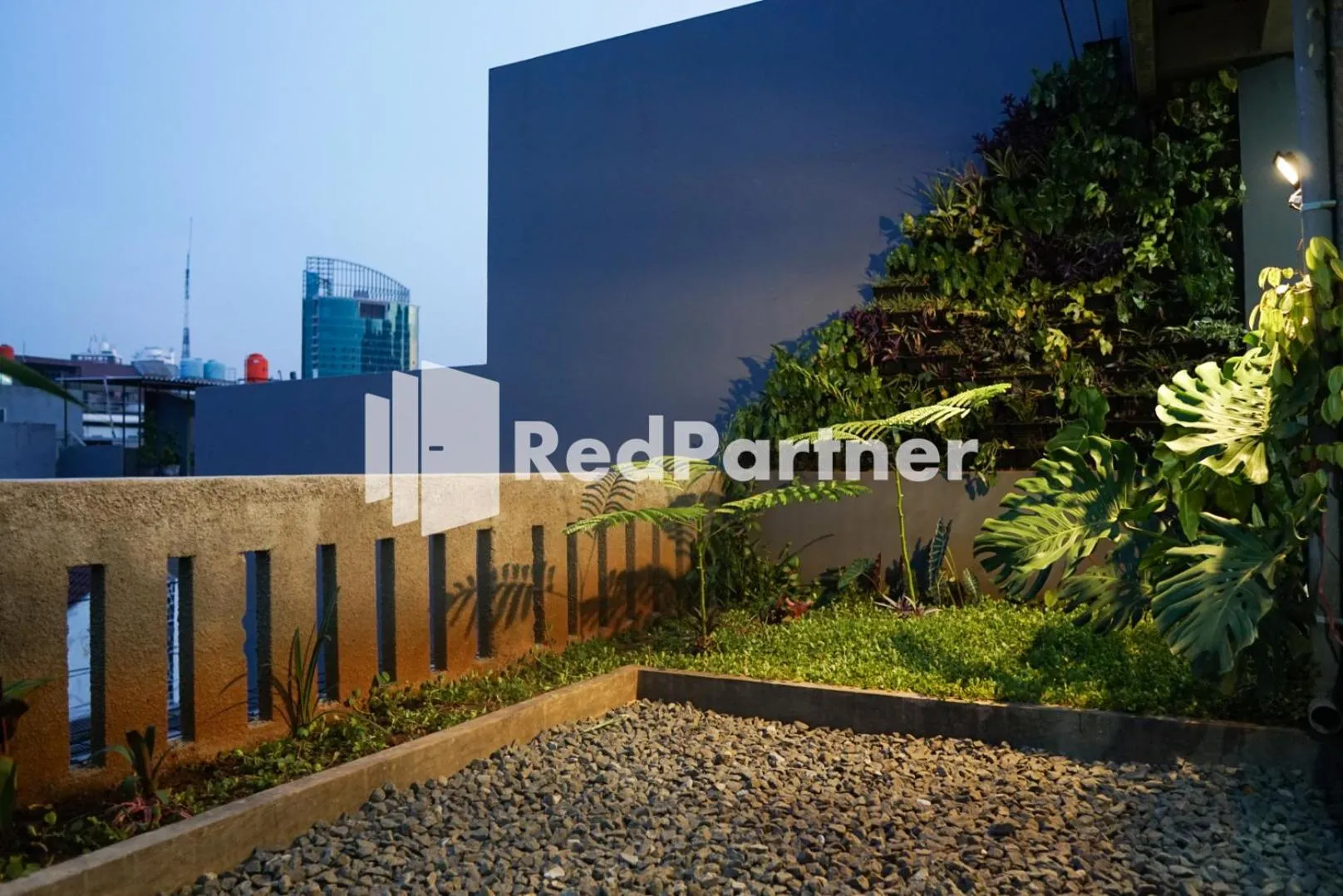 Garden in Tomang Gelong Guest House Syariah Mitra RedDoorz