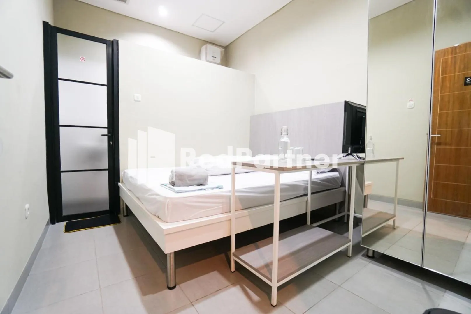 Bedroom, Bed in Tomang Gelong Guest House Syariah Mitra RedDoorz