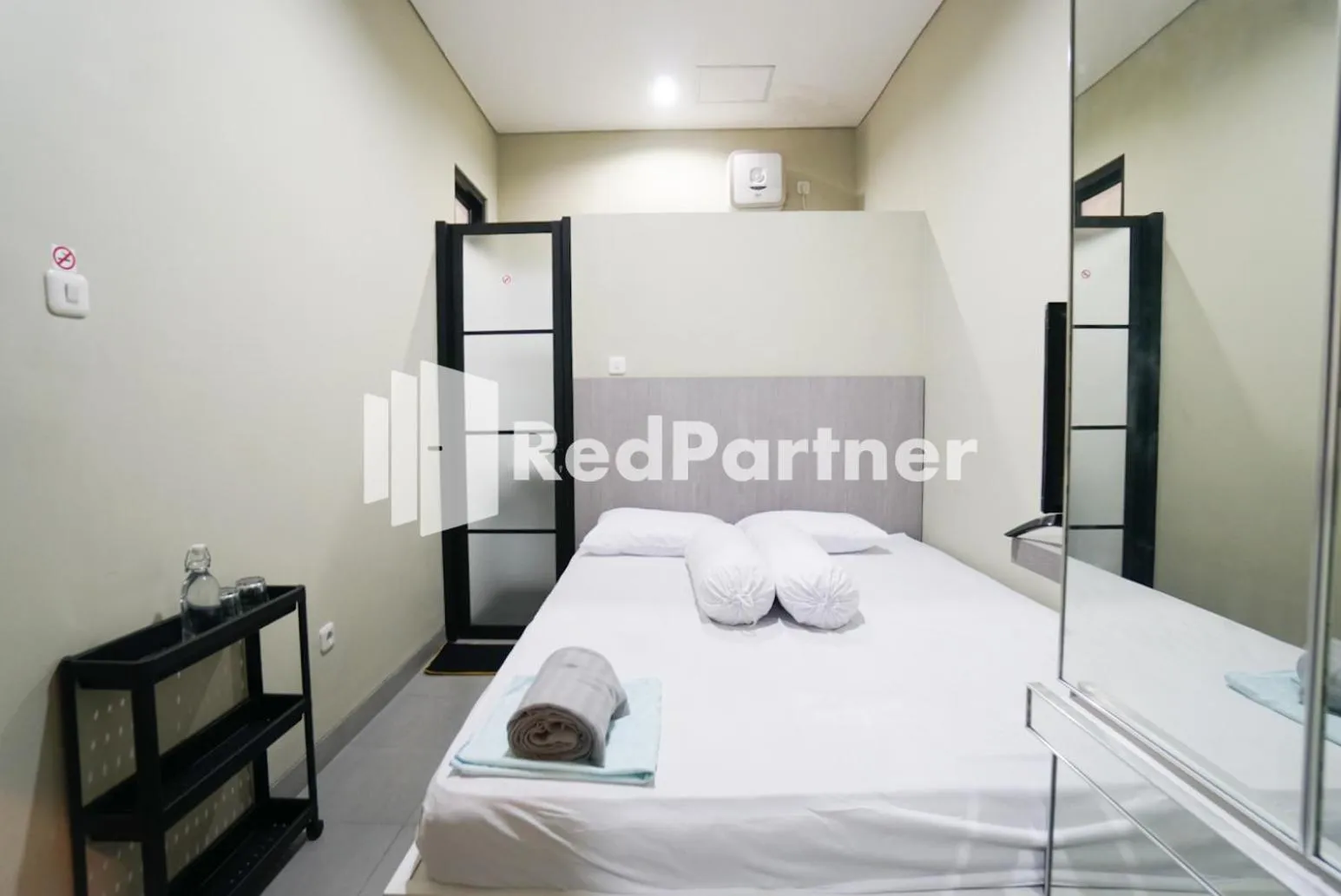 Bedroom, Bed in Tomang Gelong Guest House Syariah Mitra RedDoorz