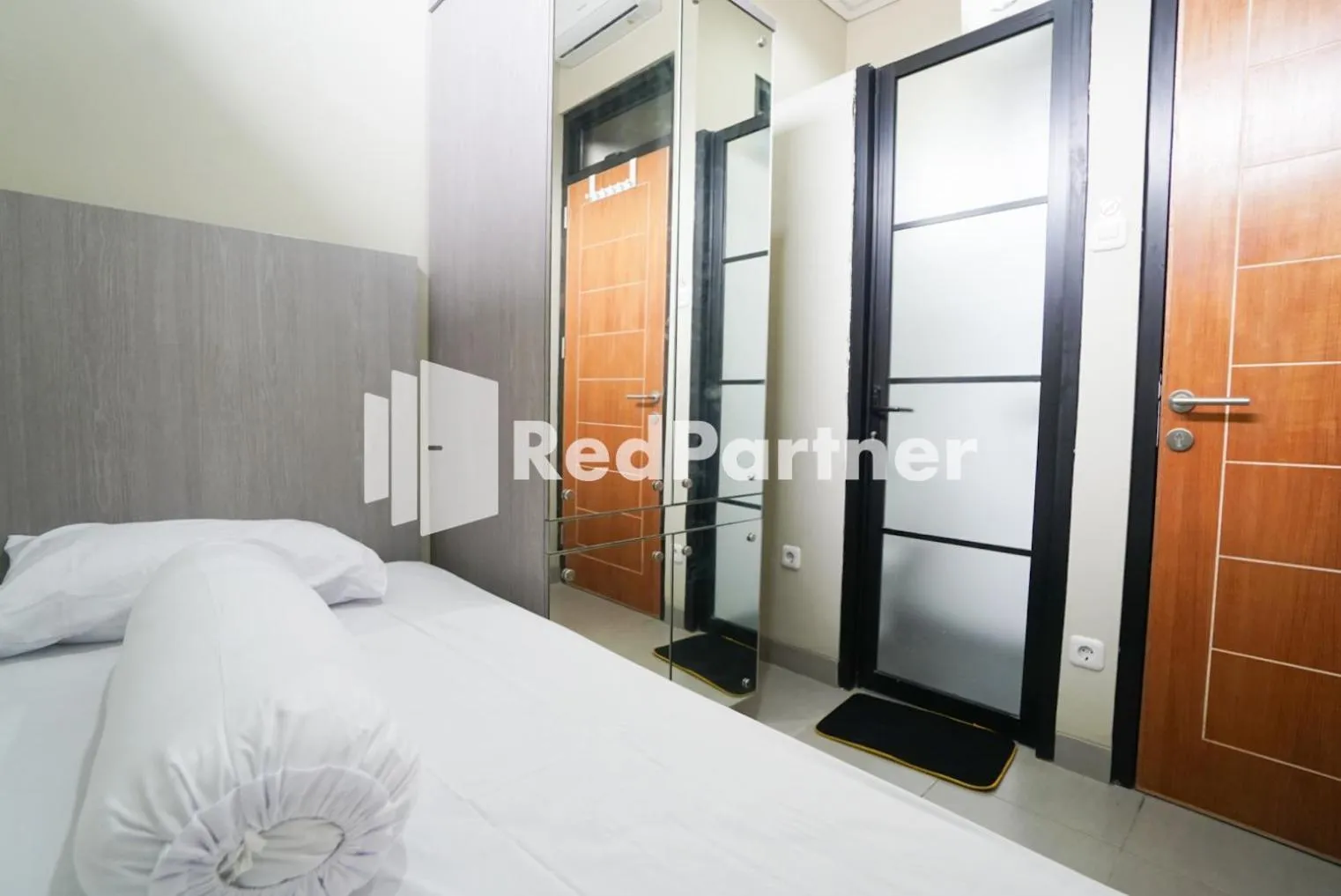 Bedroom, Bed in Tomang Gelong Guest House Syariah Mitra RedDoorz