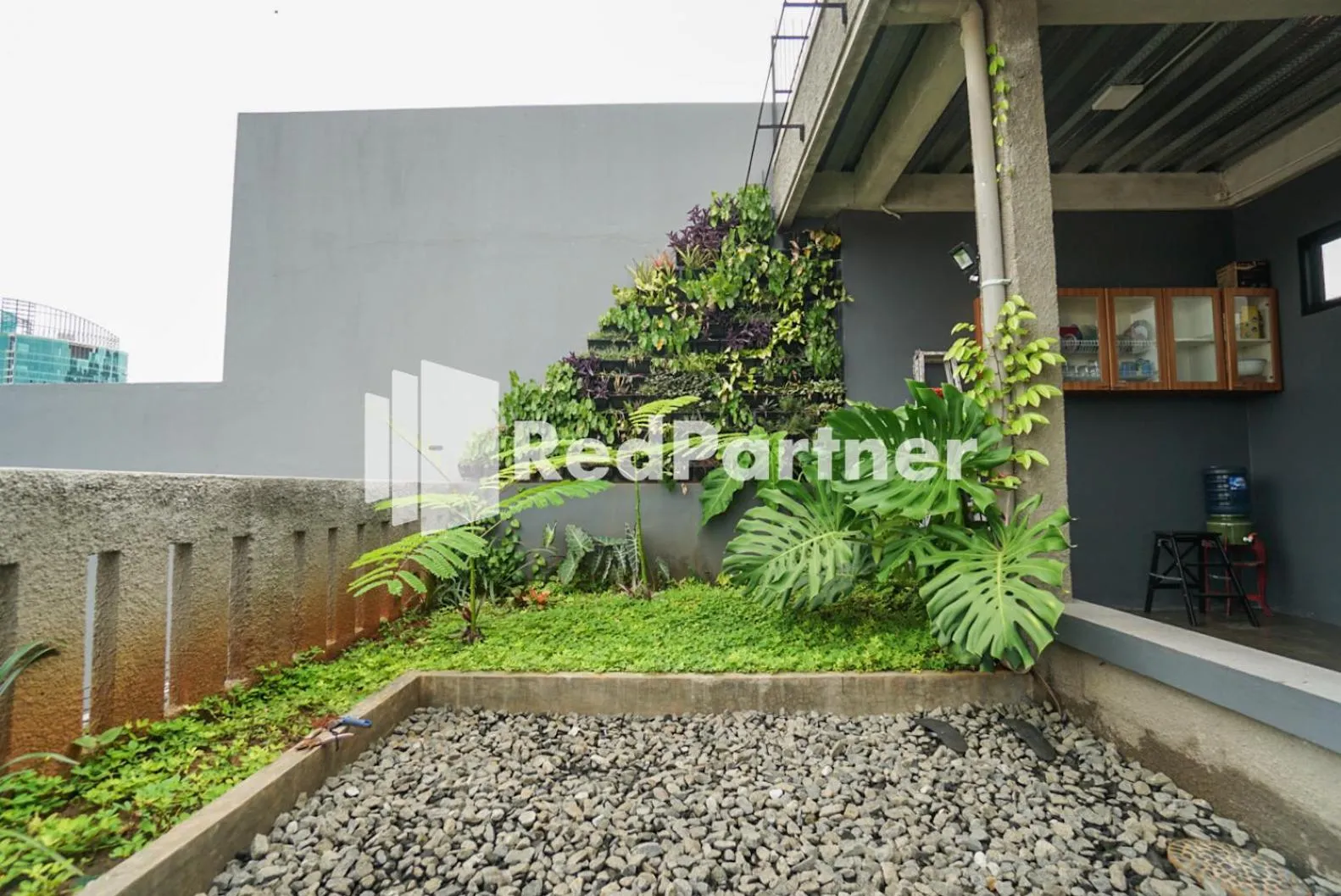 Garden in Tomang Gelong Guest House Syariah Mitra RedDoorz