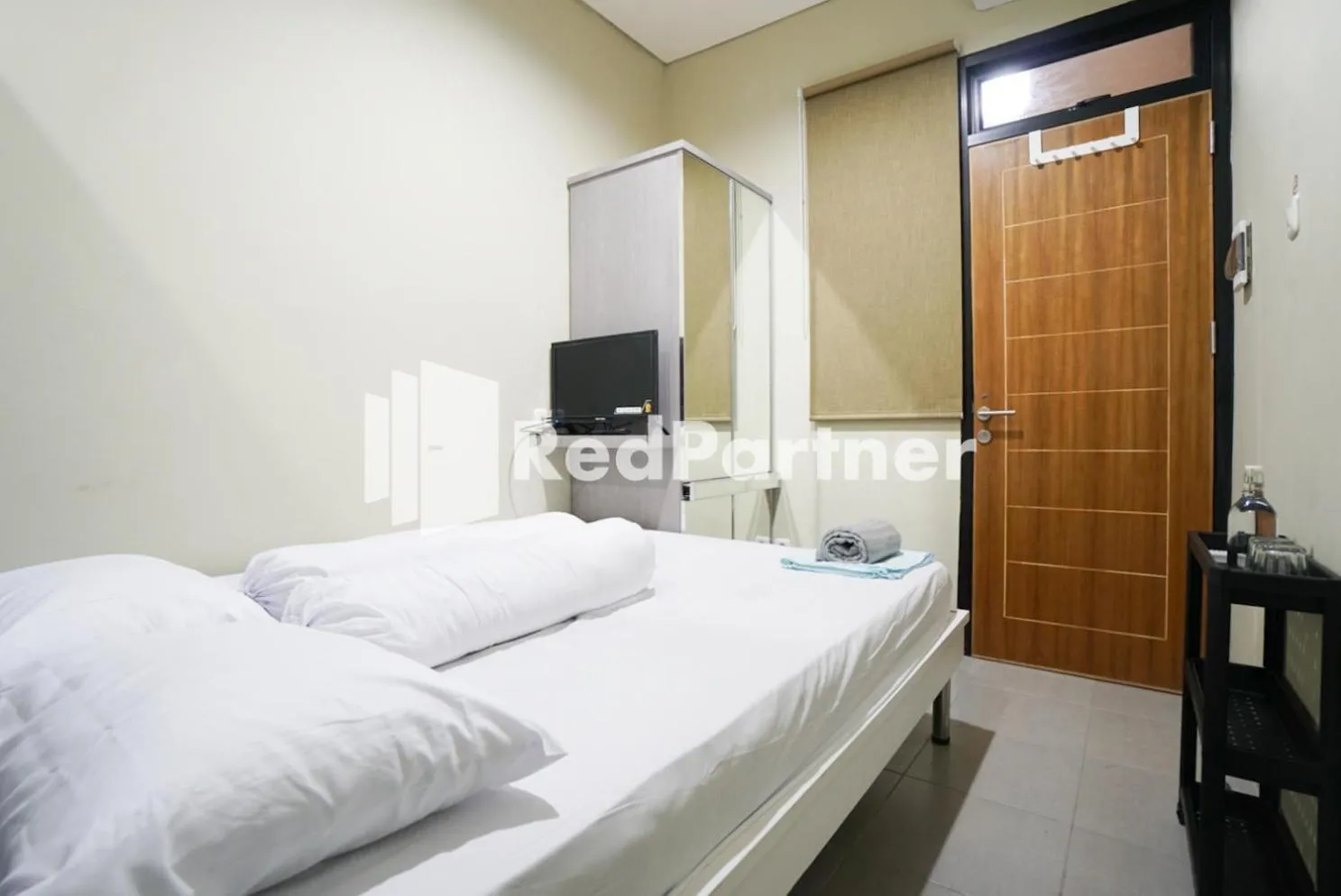 Bedroom, Bed in Tomang Gelong Guest House Syariah Mitra RedDoorz
