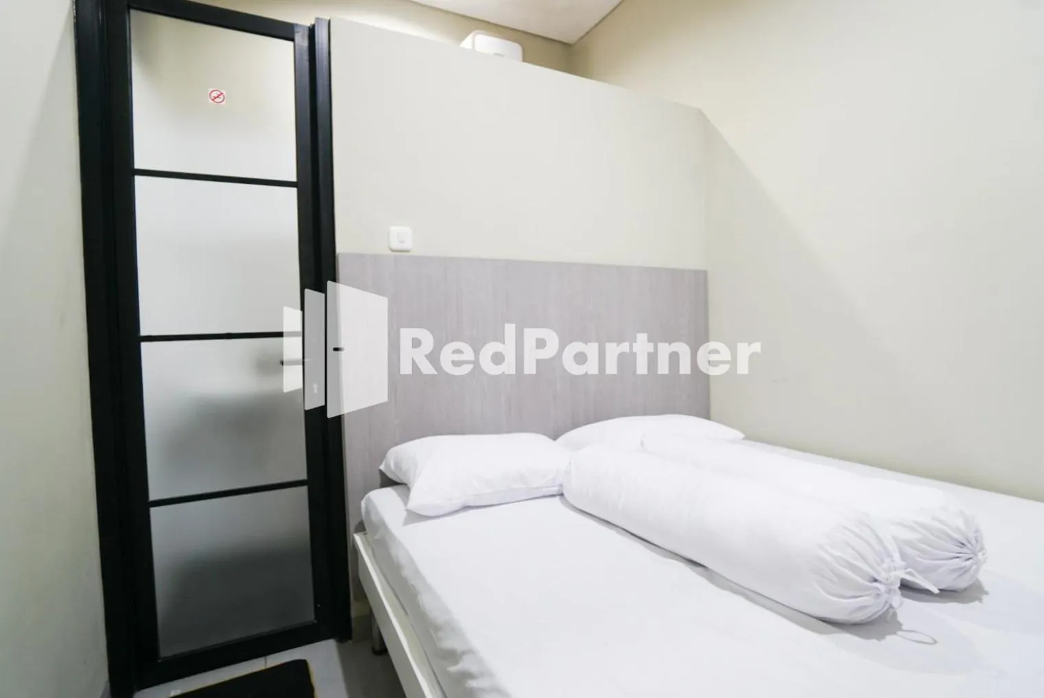 Bedroom, Bed in Tomang Gelong Guest House Syariah Mitra RedDoorz