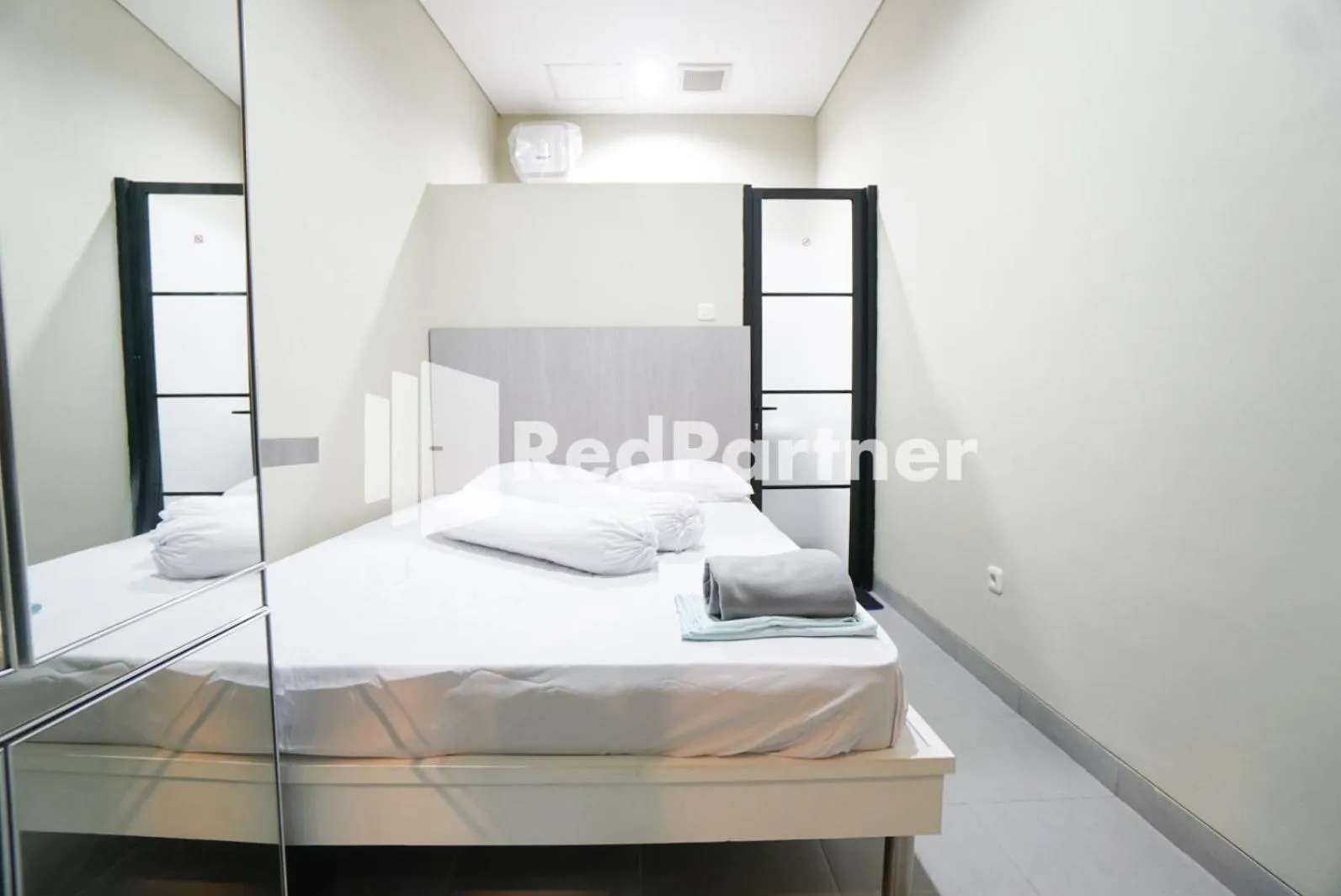 Bedroom, Bed in Tomang Gelong Guest House Syariah Mitra RedDoorz