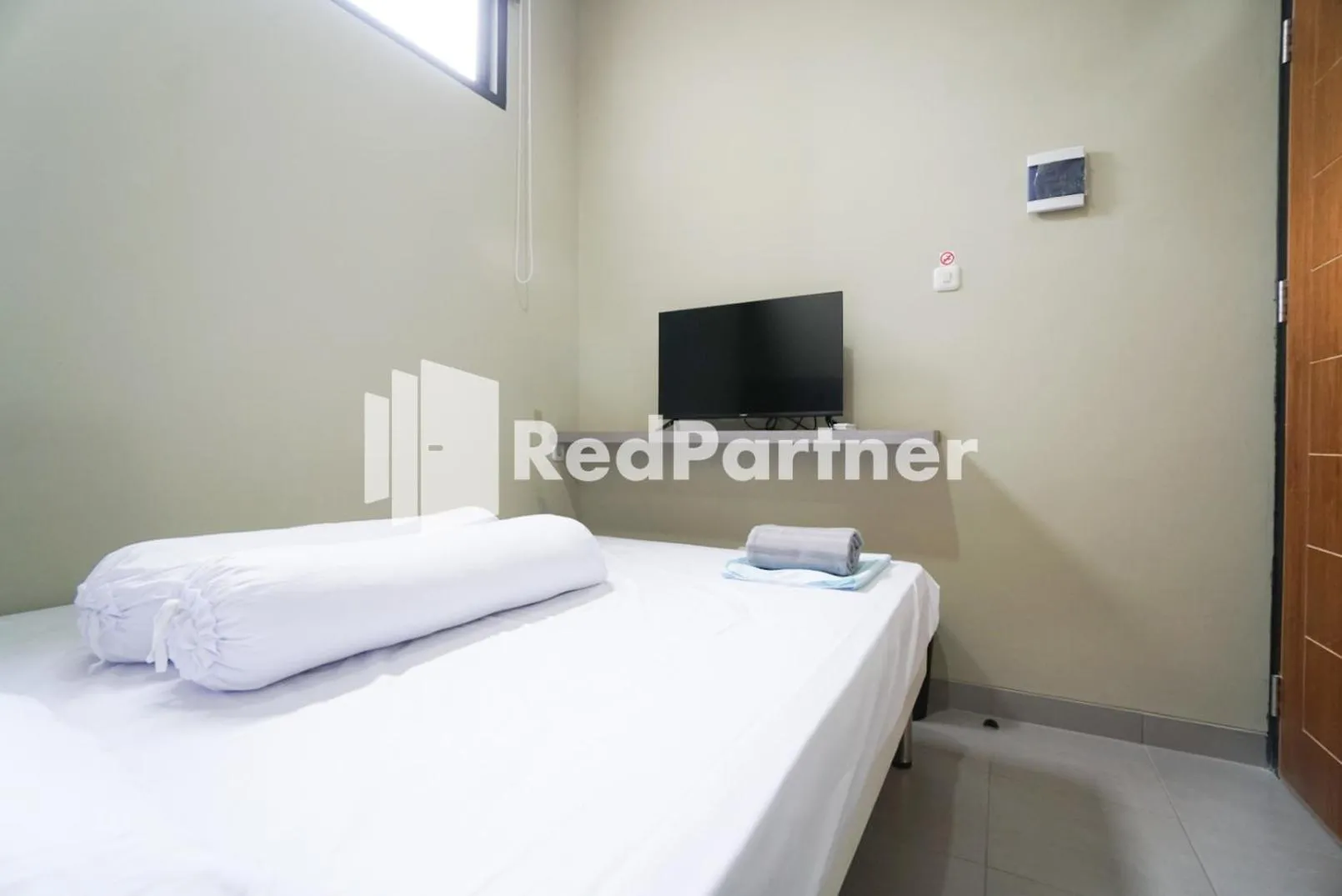 Bedroom, Bed in Tomang Gelong Guest House Syariah Mitra RedDoorz
