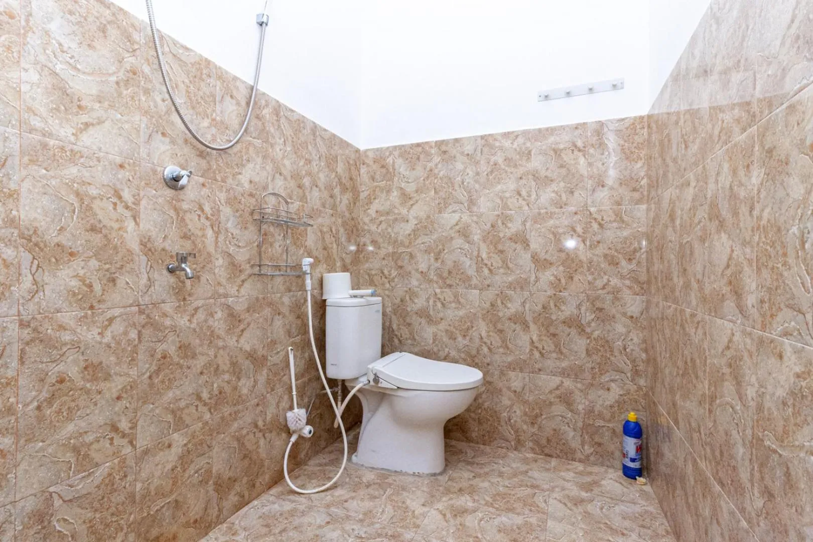 Bathroom in Urbanview Daniela Jambi by RedDoorz