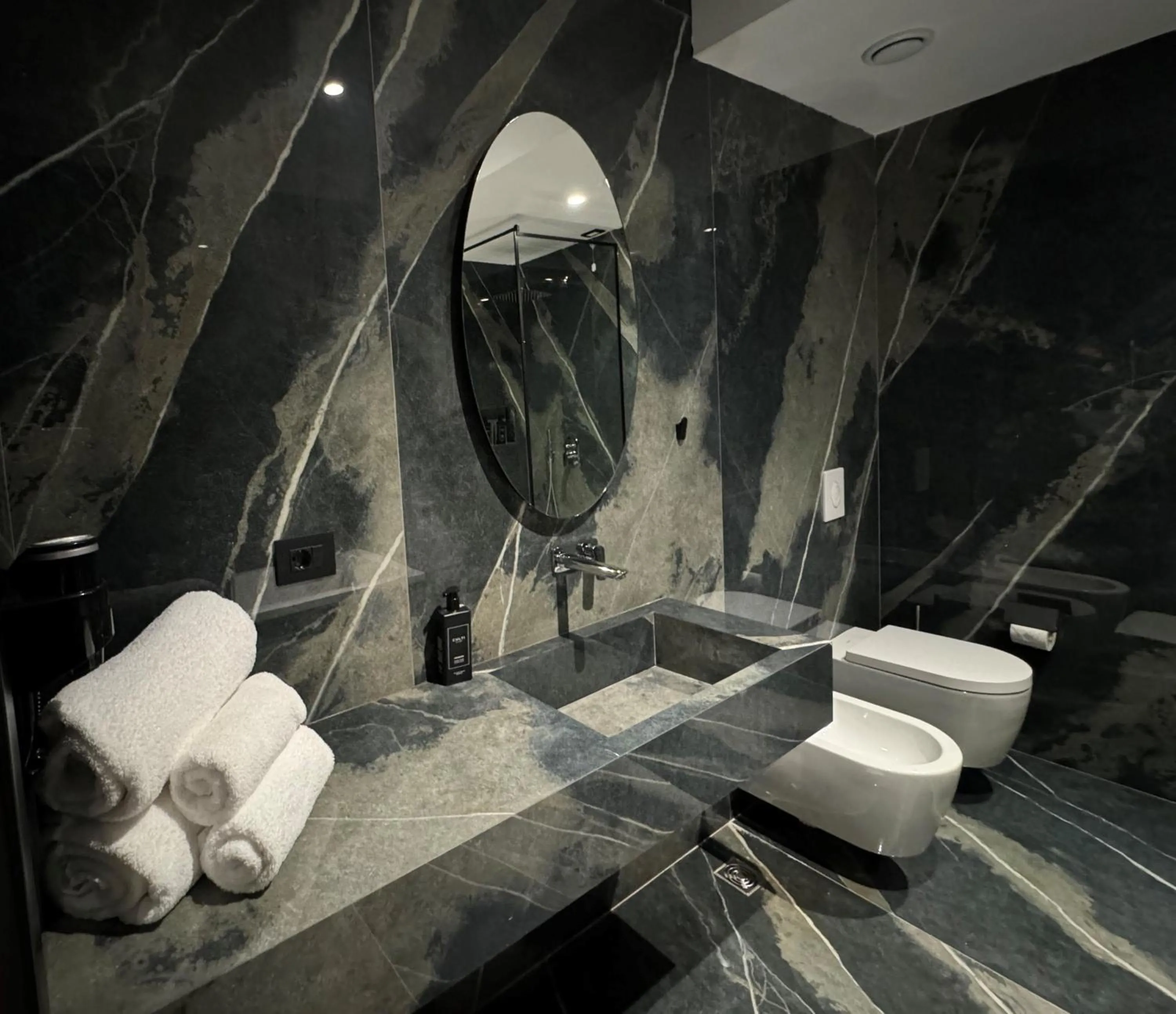 Shower in Arka Art Hotel