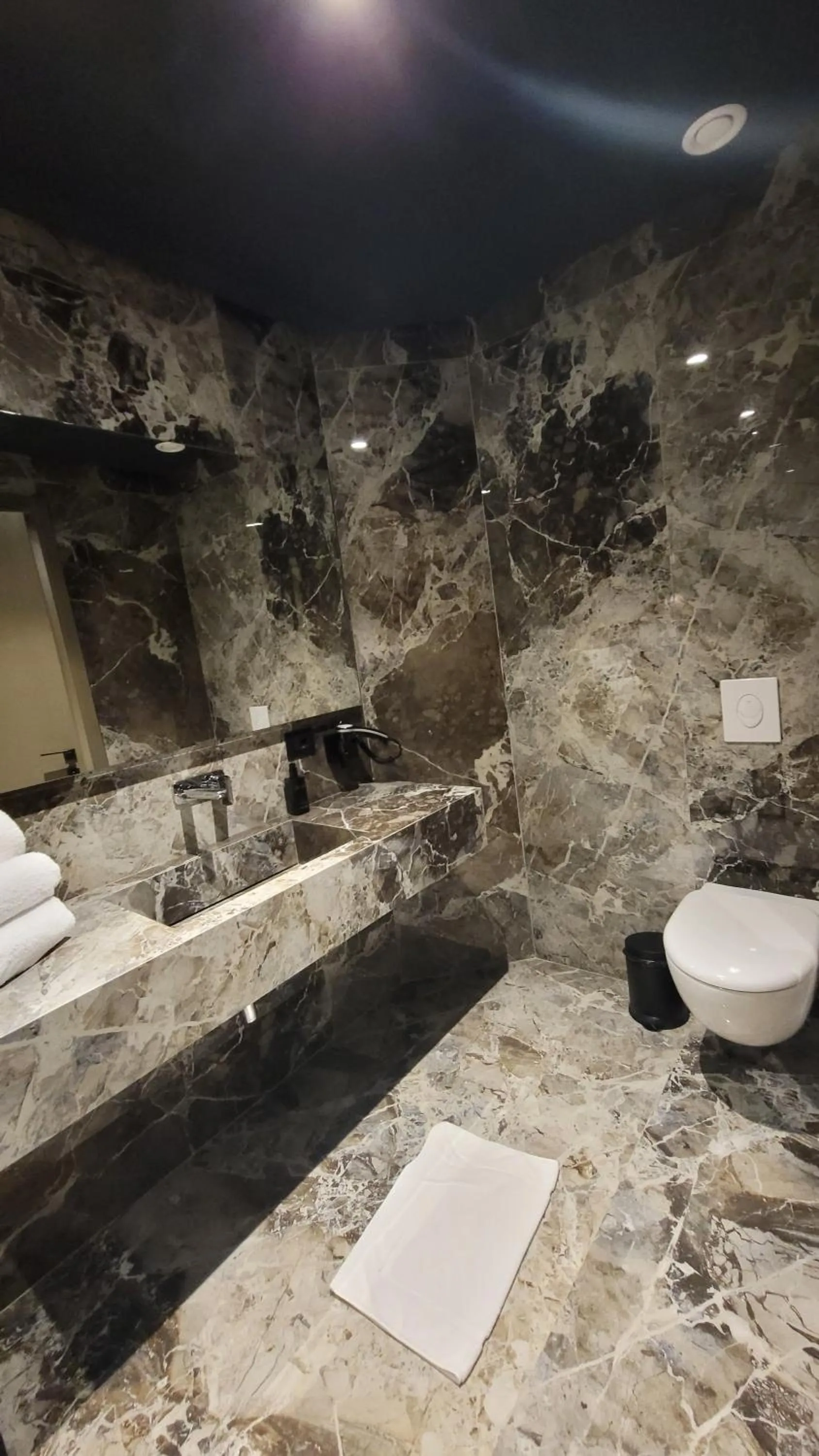 Shower in Arka Art Hotel