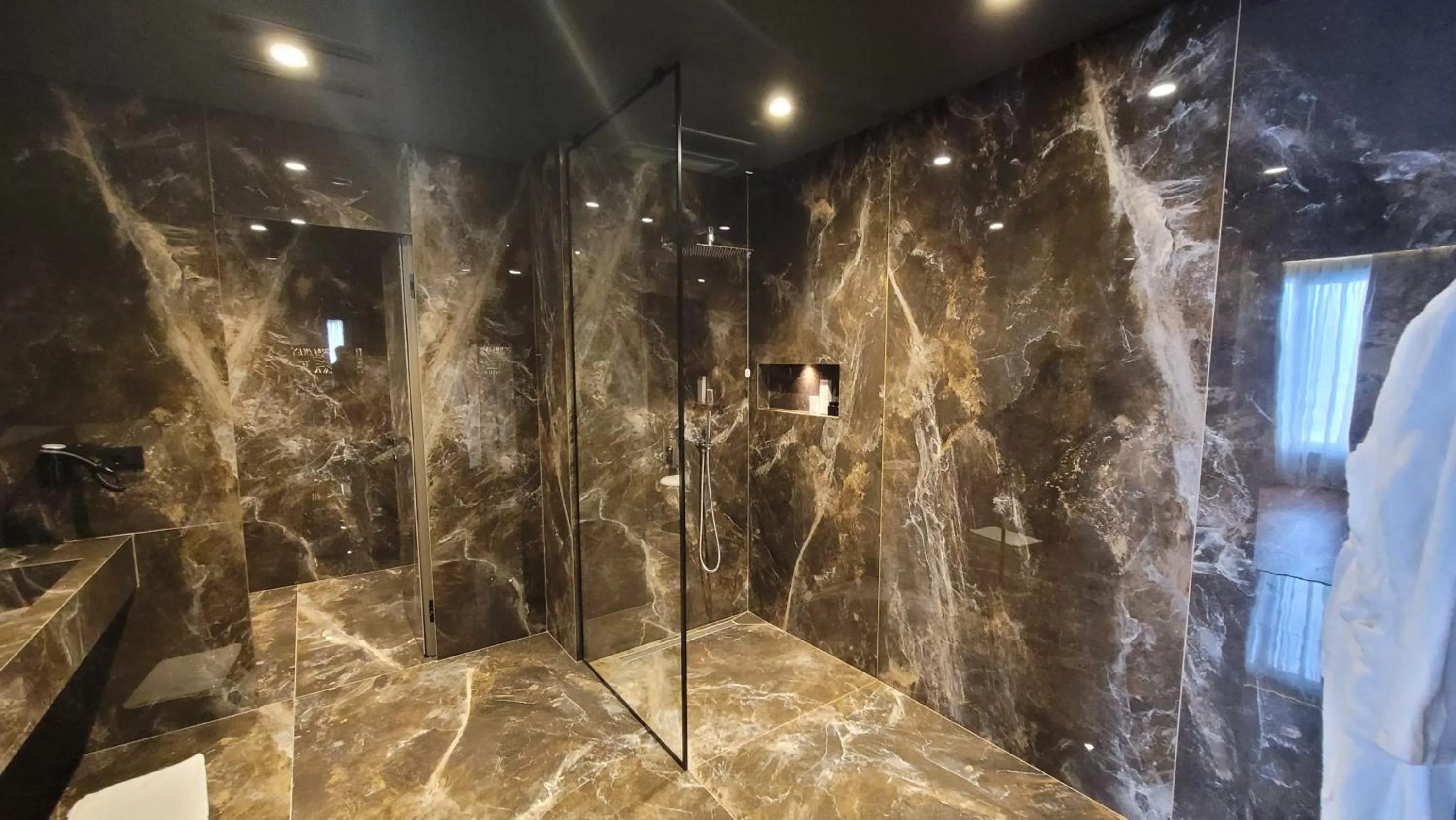 Bathroom in Arka Art Hotel