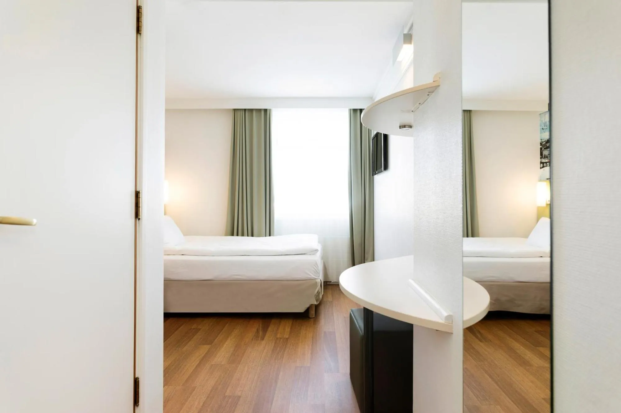 Photo of the whole room, Bed in Good Morning+ Göteborg City