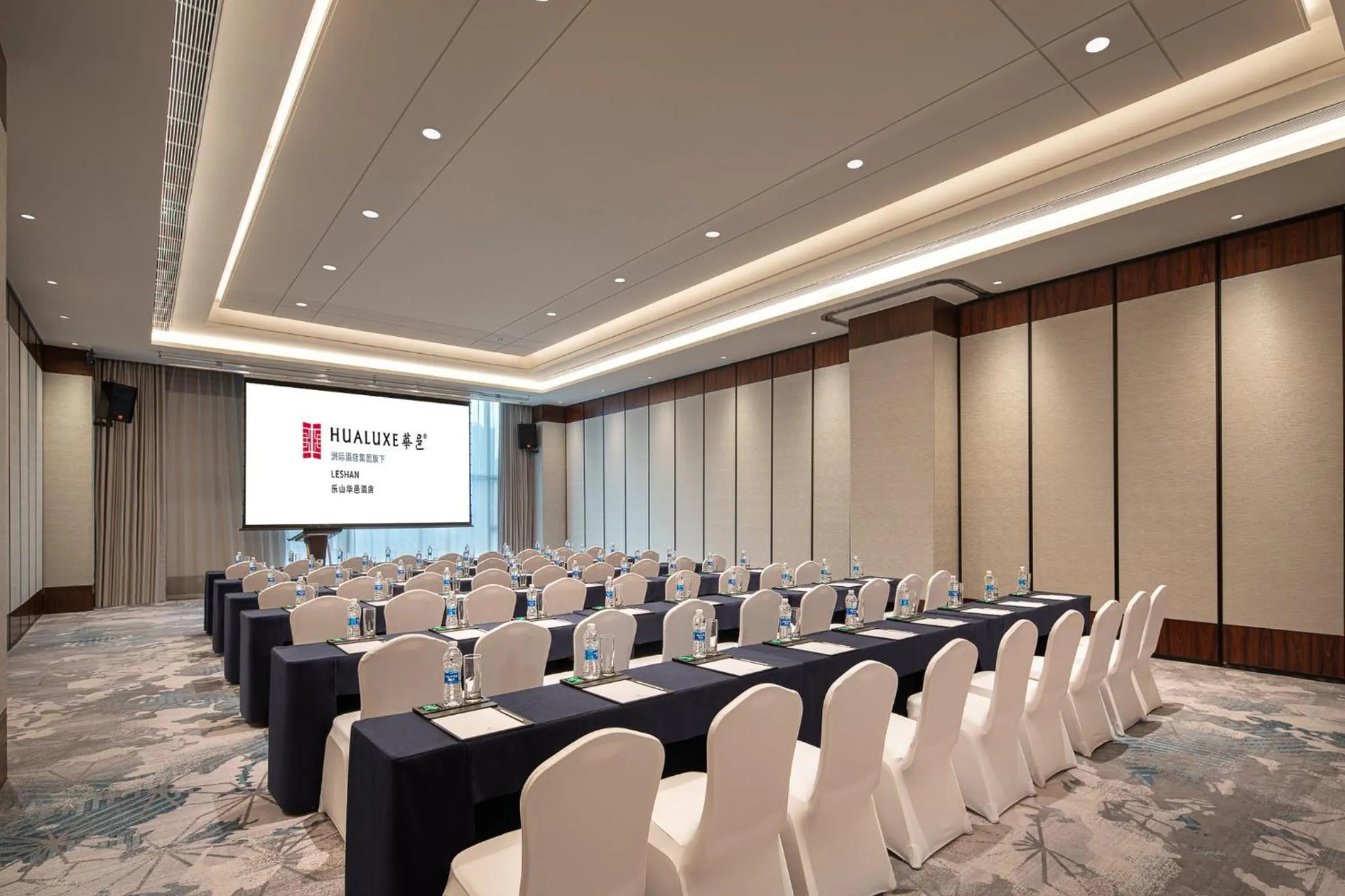 Meeting/conference room in Hualuxe Leshan, an IHG Hotel