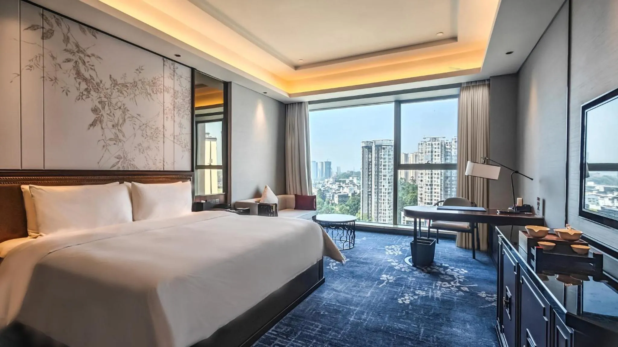 Photo of the whole room, Bed in Hualuxe Leshan, an IHG Hotel