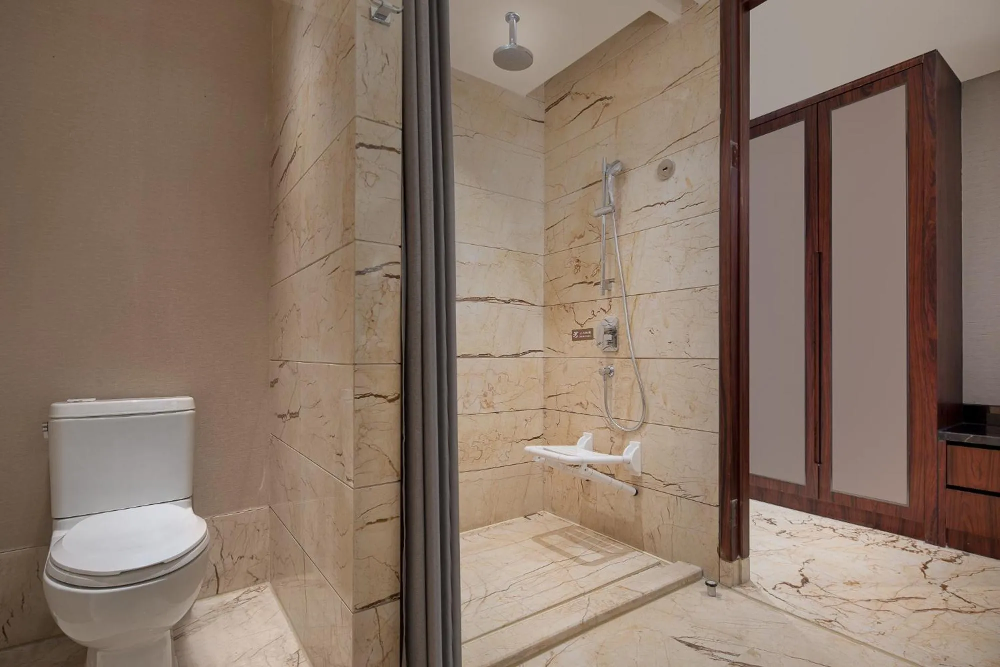 Toilet in Hualuxe Leshan, an IHG Hotel