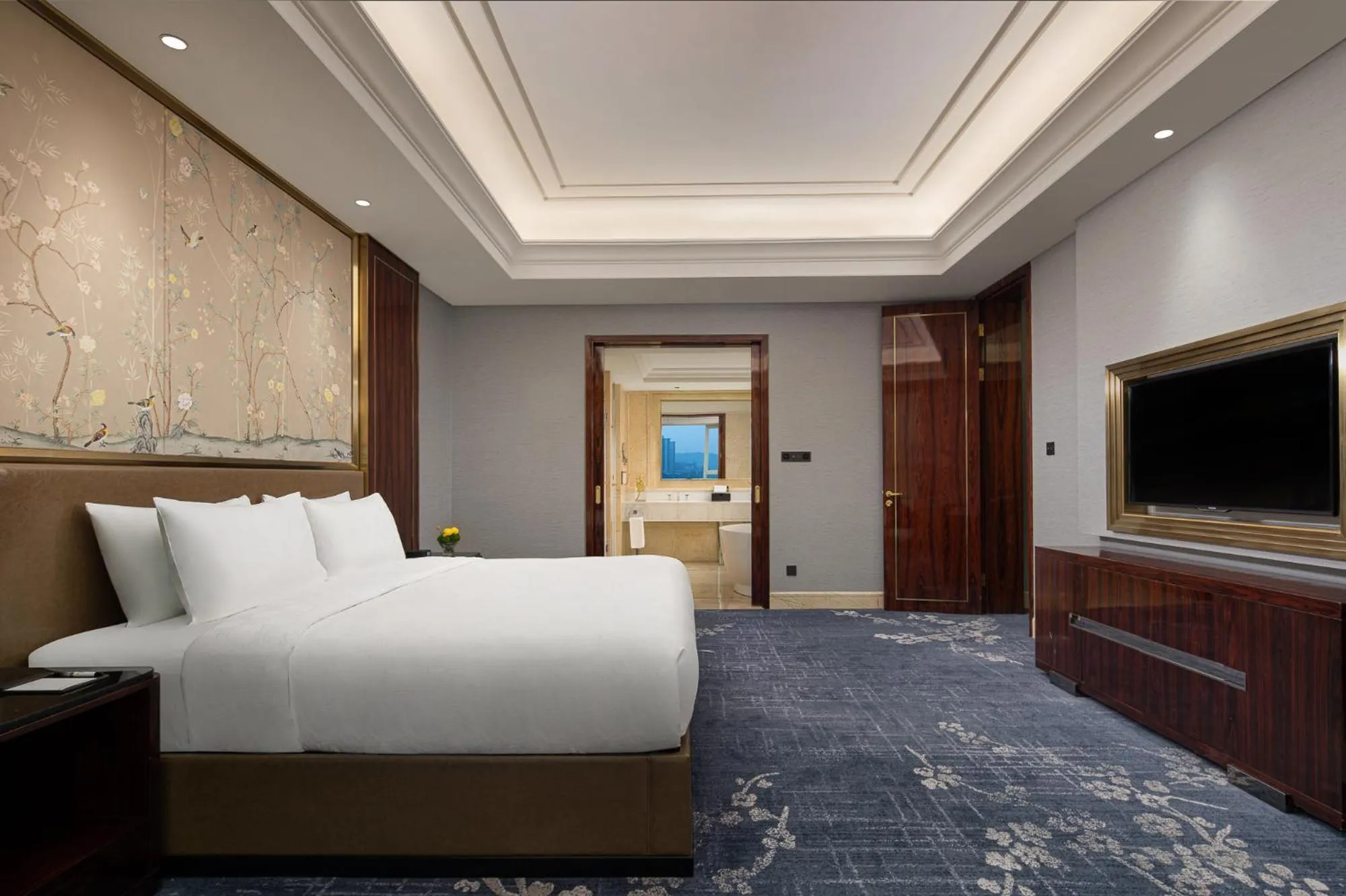 Photo of the whole room, Bed in Hualuxe Leshan, an IHG Hotel