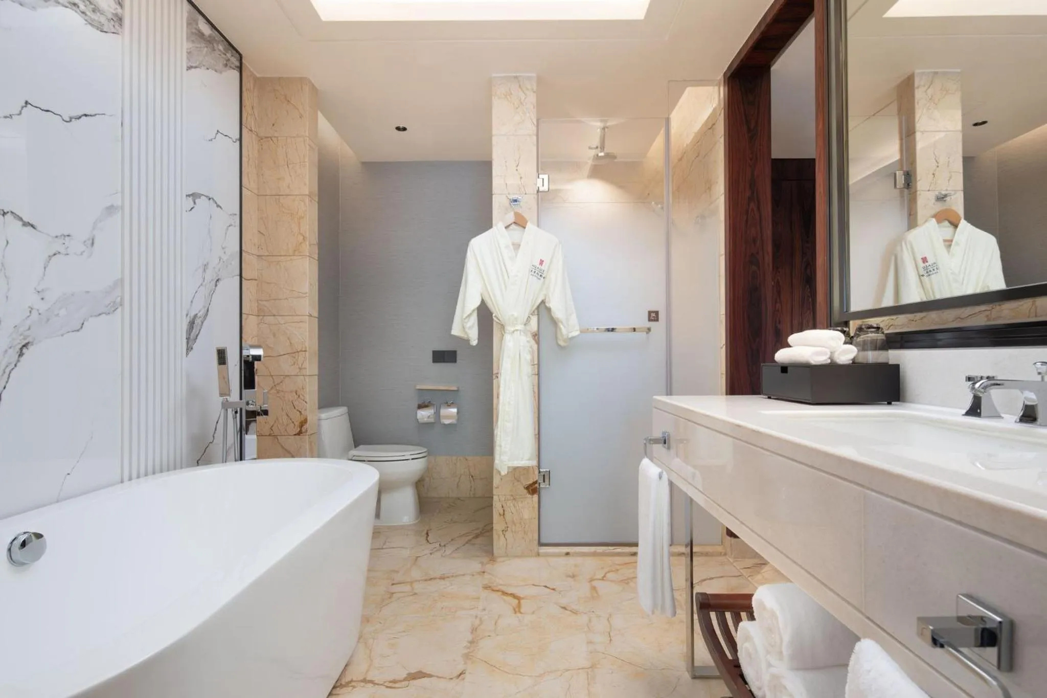 Bathroom in Hualuxe Leshan, an IHG Hotel