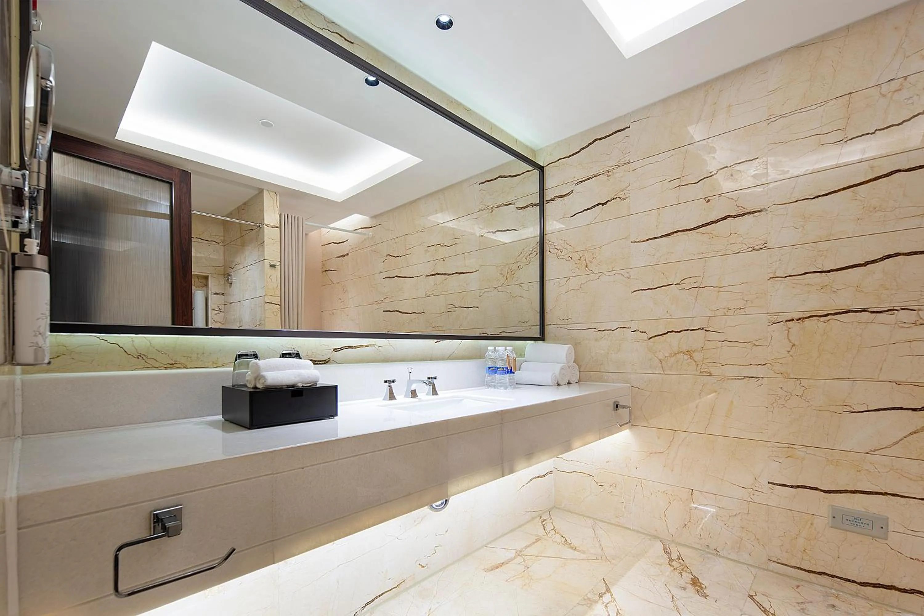 Bathroom in Hualuxe Leshan, an IHG Hotel