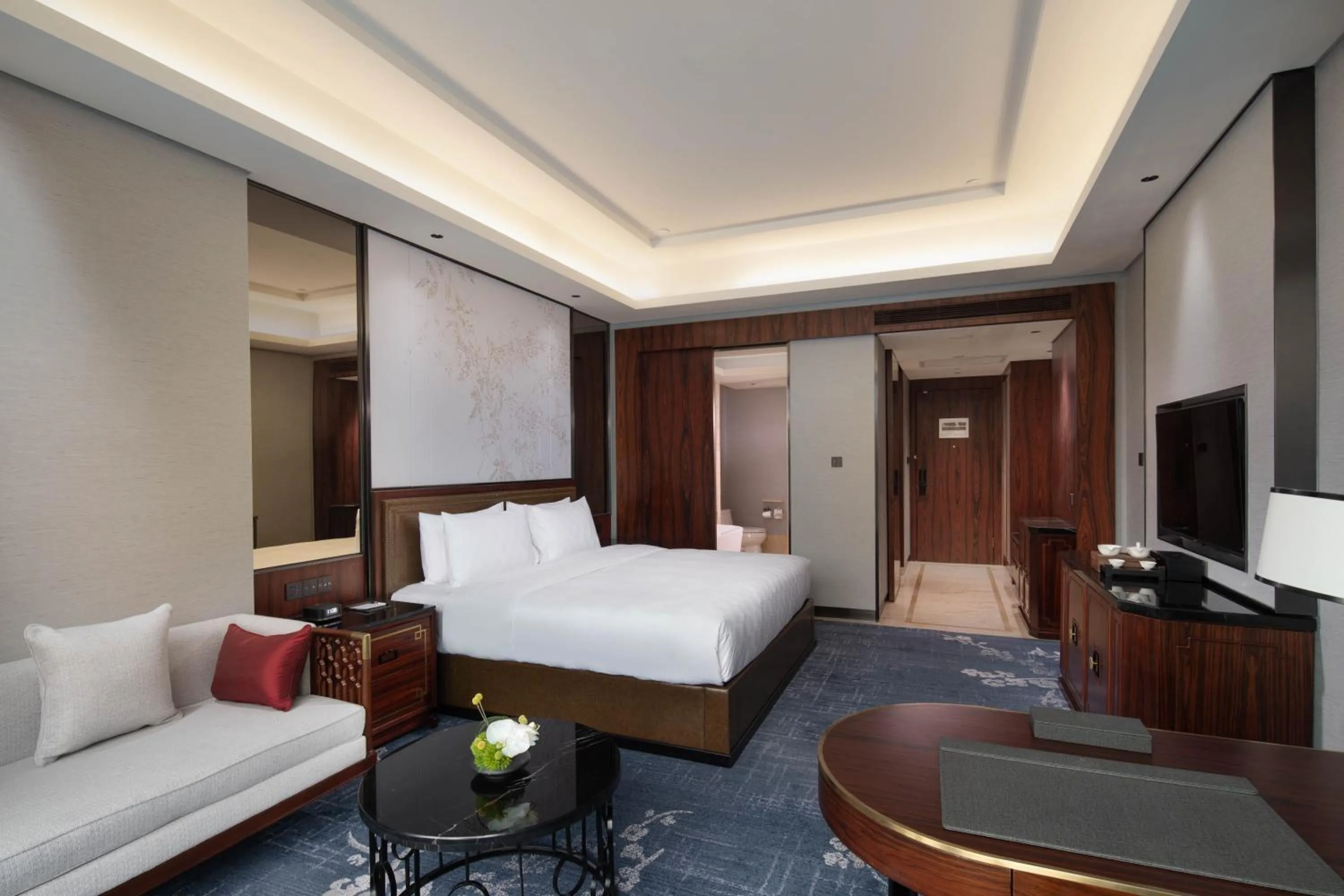 Photo of the whole room, Bed in Hualuxe Leshan, an IHG Hotel