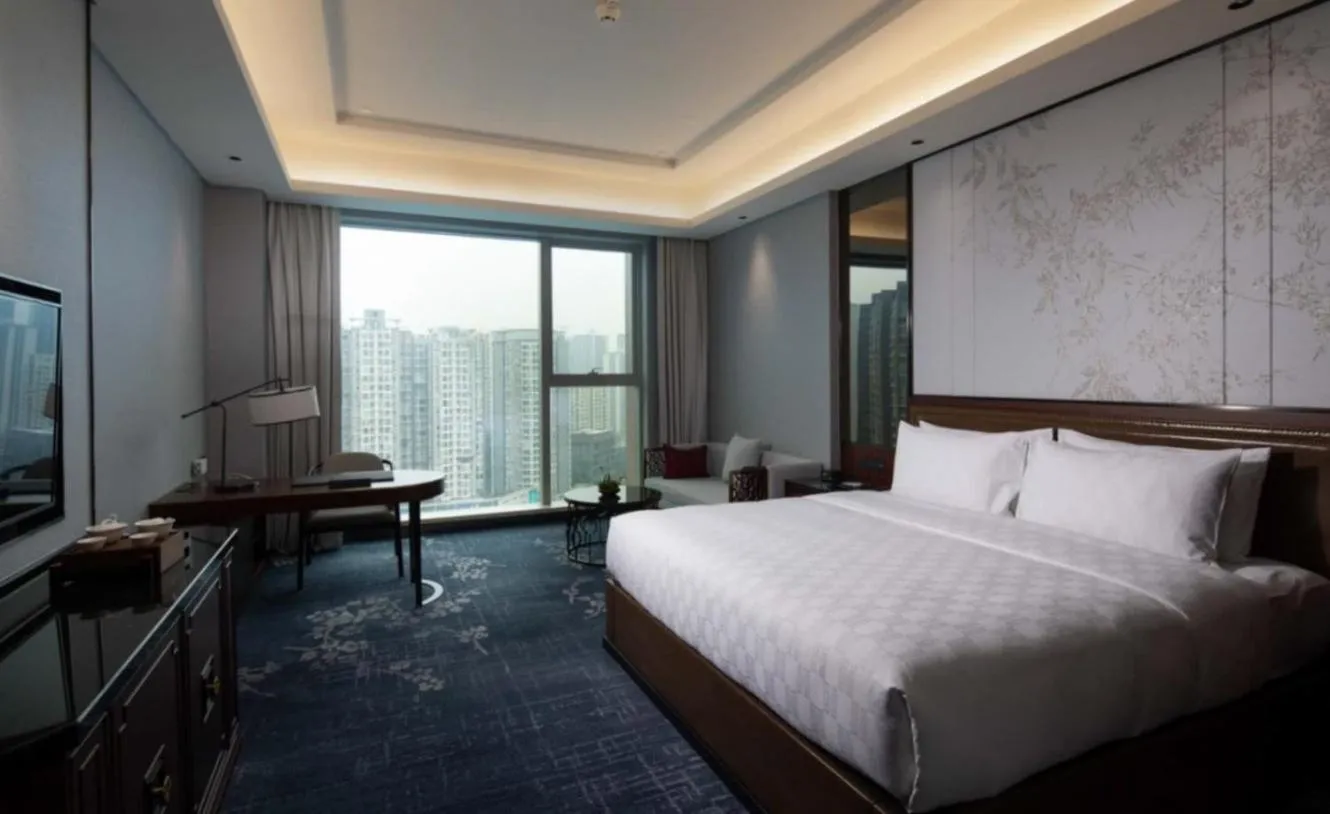 Photo of the whole room, Bed in Hualuxe Leshan, an IHG Hotel