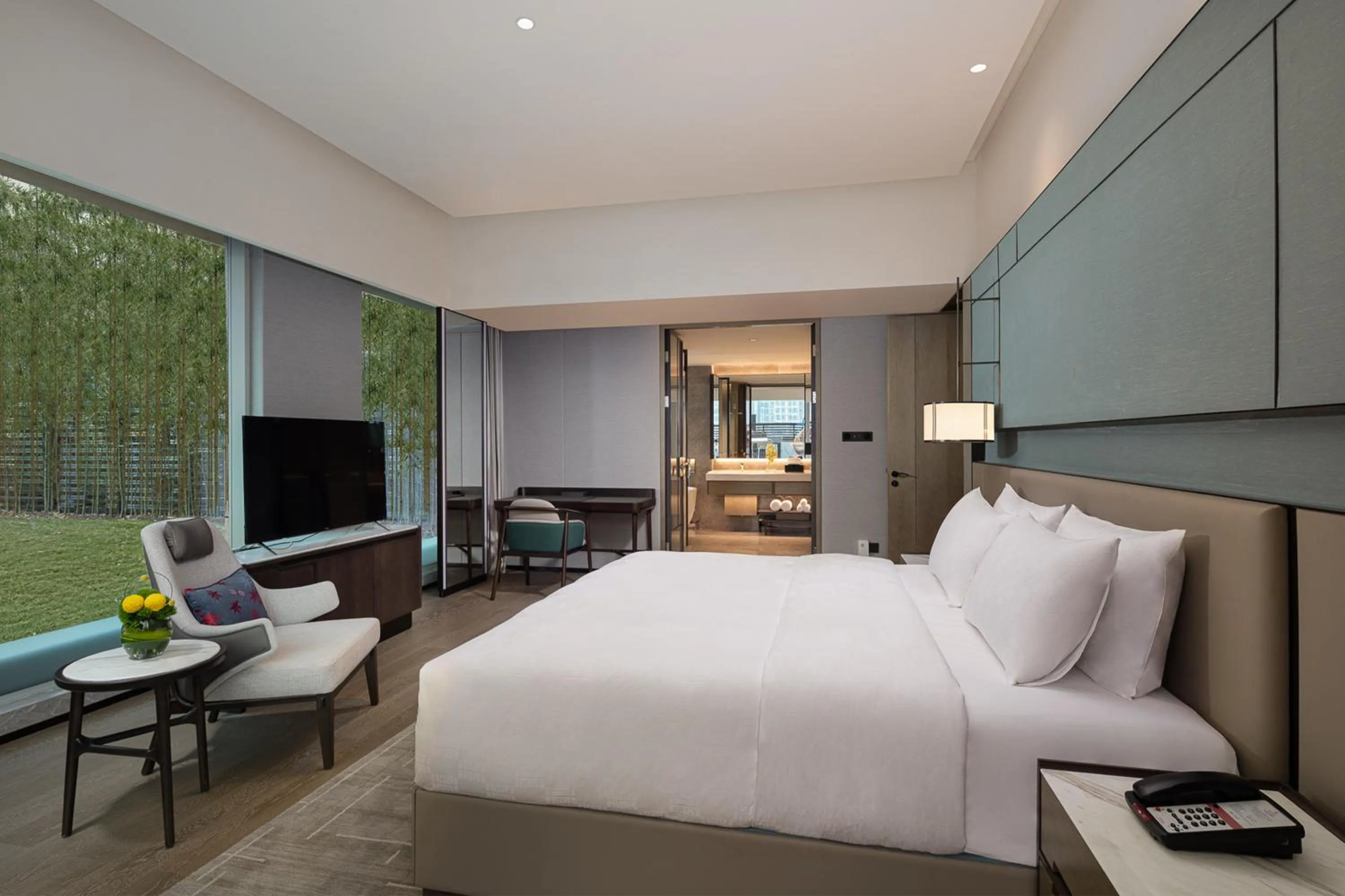 Bed in Hualuxe Leshan, an IHG Hotel