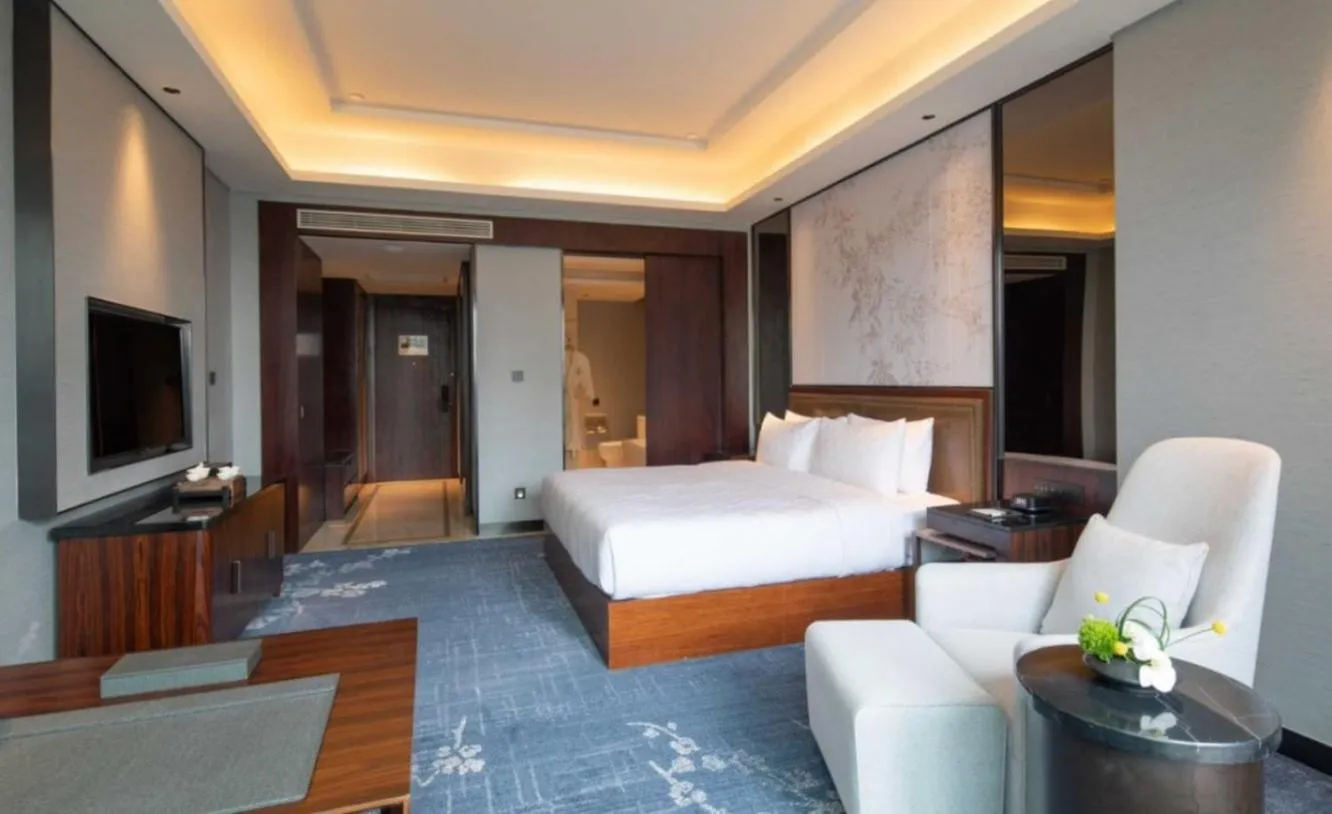 Photo of the whole room, Bed in Hualuxe Leshan, an IHG Hotel