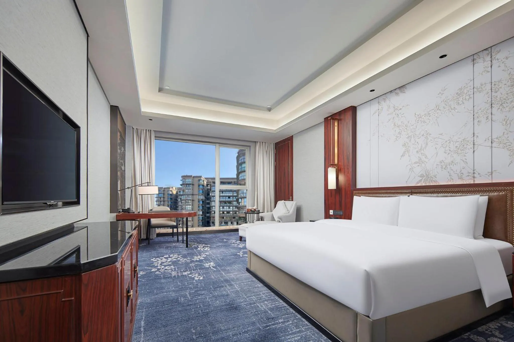 Photo of the whole room, Bed in Hualuxe Leshan, an IHG Hotel